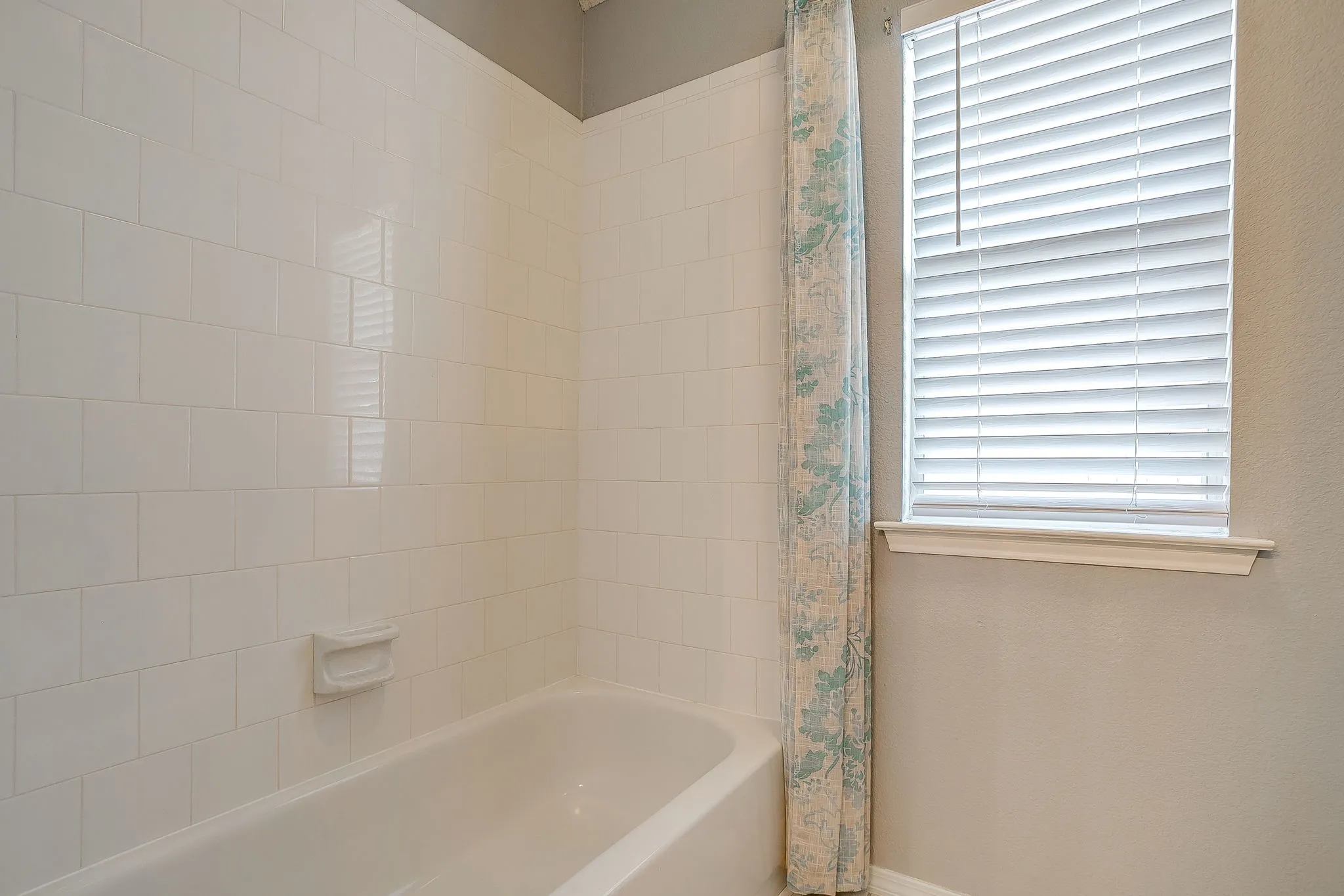 Full bath with shower / bath combo
