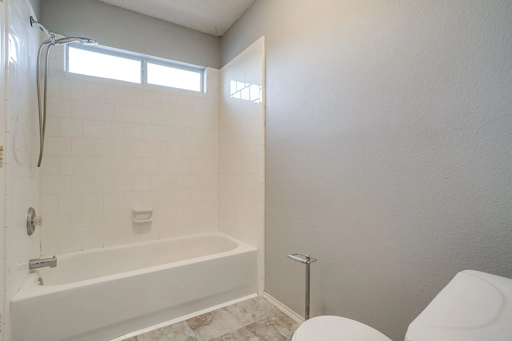Full bath with toilet and shower / bathtub combination