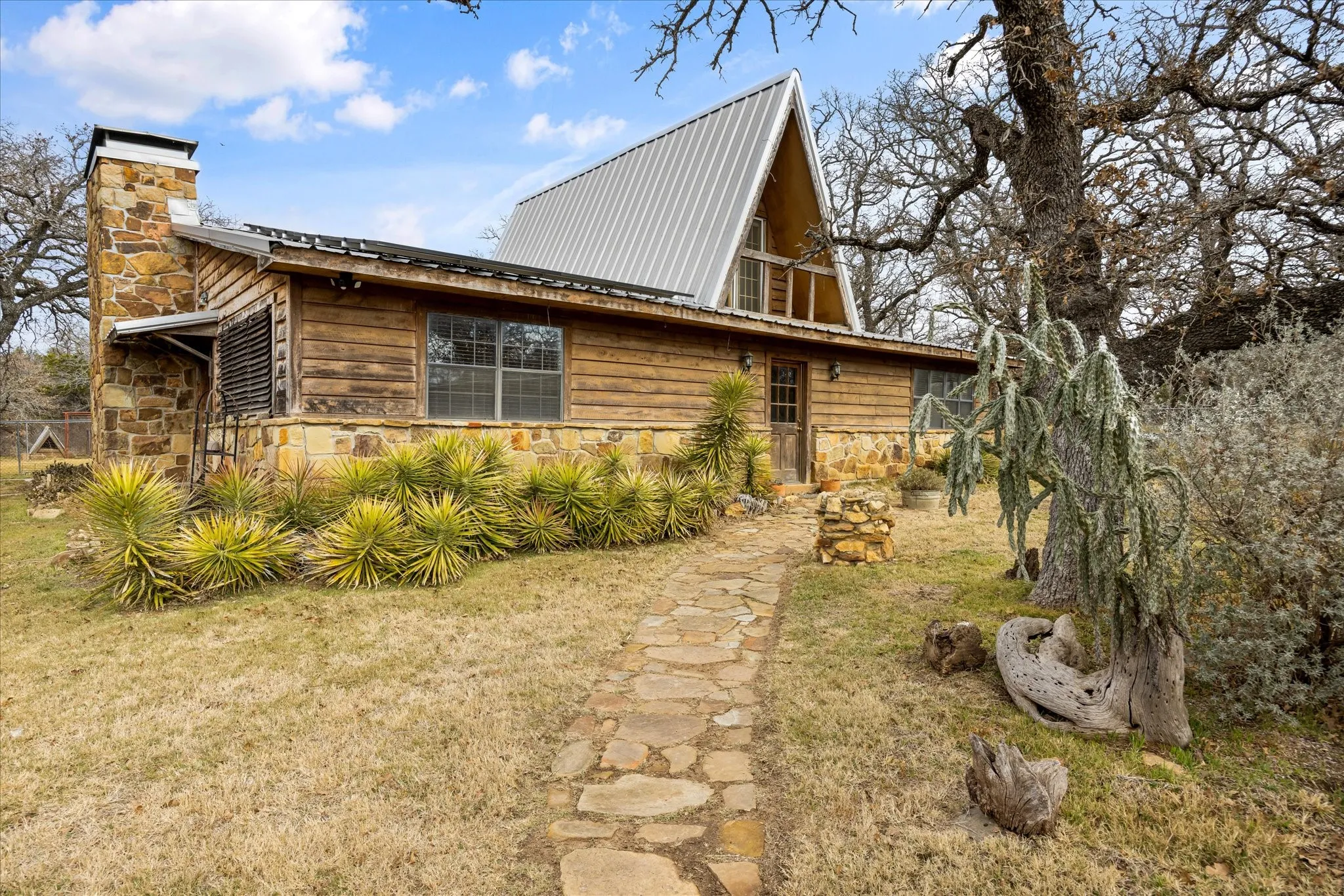 Single Family Residence For Sale in Parker County , 1601 Stafford Road, Weatherford, Texas 76088, 2 Bedroom, 3 Bathroom, Garage spaces, 2,374 Sqft, built in 1981, mls#21156451, Real Estate Agent in Weatherford, Homes For Sale in Parker county, Homes For Sale in Weatherford, Realtor in Weatherford Texas, Real Estate Brokerage Independent Realty Texas, Luminita Cordes Realtor