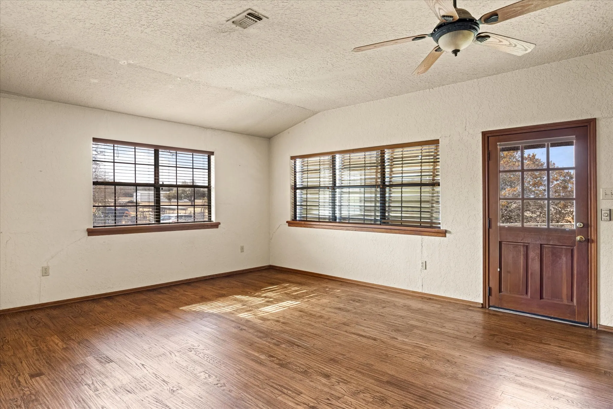 Single Family Residence For Sale in Parker County , 1601 Stafford Road, Weatherford, Texas 76088, 2 Bedroom, 3 Bathroom, Garage spaces, 2,374 Sqft, built in 1981, mls#21156451, Real Estate Agent in Weatherford, Homes For Sale in Parker county, Homes For Sale in Weatherford, Realtor in Weatherford Texas, Real Estate Brokerage Independent Realty Texas, Luminita Cordes Realtor