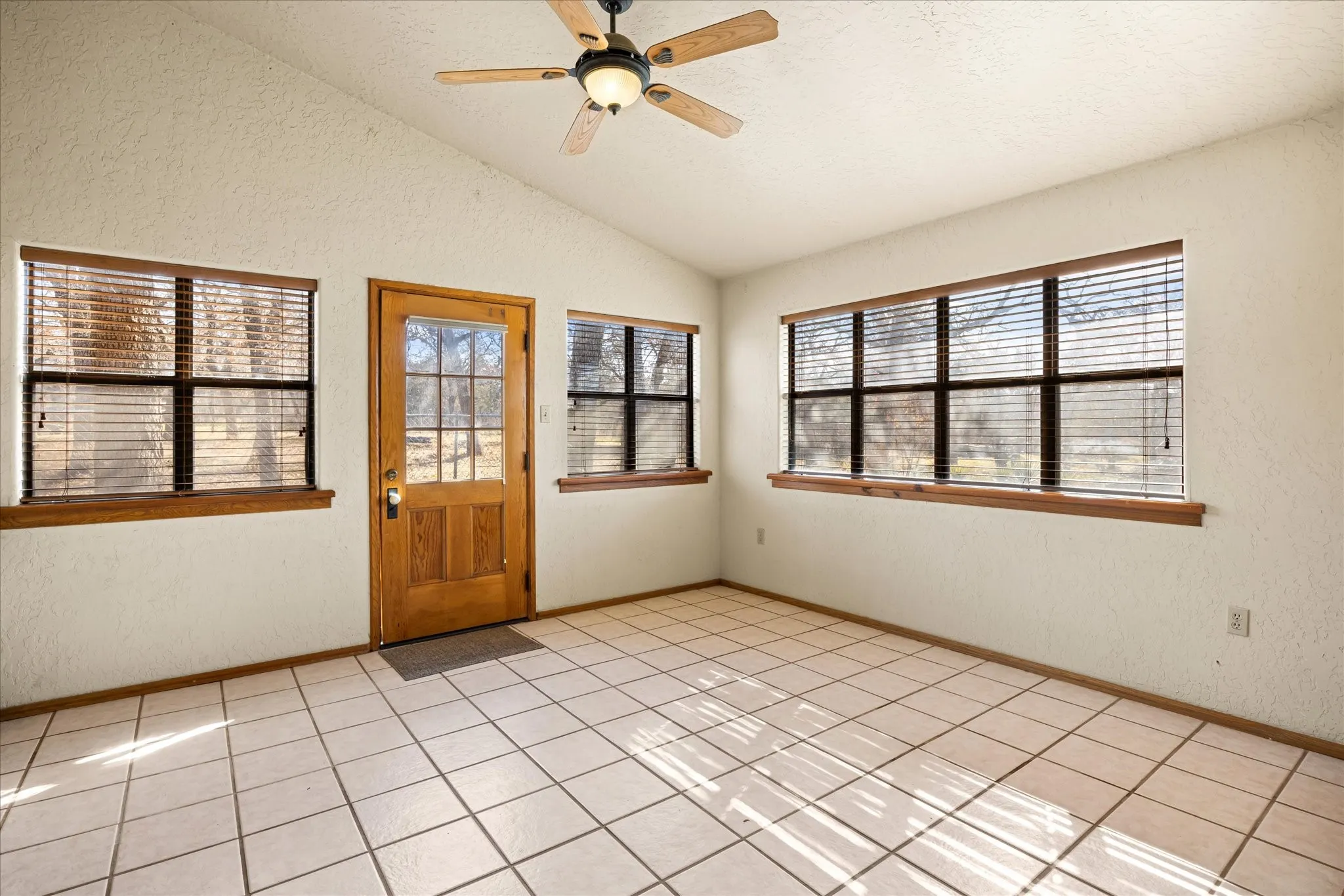 Single Family Residence For Sale in Parker County , 1601 Stafford Road, Weatherford, Texas 76088, 2 Bedroom, 3 Bathroom, Garage spaces, 2,374 Sqft, built in 1981, mls#21156451, Real Estate Agent in Weatherford, Homes For Sale in Parker county, Homes For Sale in Weatherford, Realtor in Weatherford Texas, Real Estate Brokerage Independent Realty Texas, Luminita Cordes Realtor