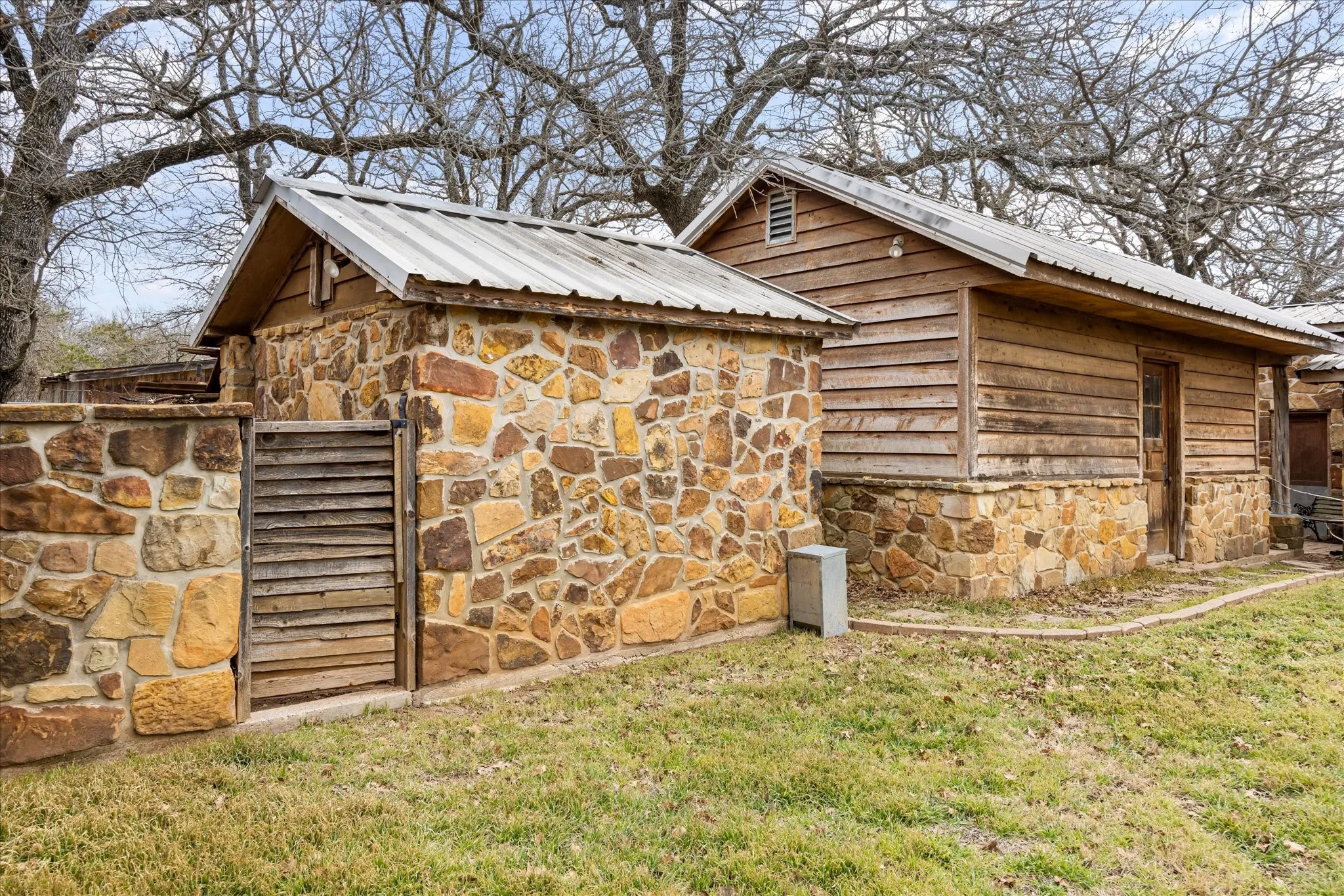 Single Family Residence For Sale in Parker County , 1601 Stafford Road, Weatherford, Texas 76088, 2 Bedroom, 3 Bathroom, Garage spaces, 2,374 Sqft, built in 1981, mls#21156451, Real Estate Agent in Weatherford, Homes For Sale in Parker county, Homes For Sale in Weatherford, Realtor in Weatherford Texas, Real Estate Brokerage Independent Realty Texas, Luminita Cordes Realtor