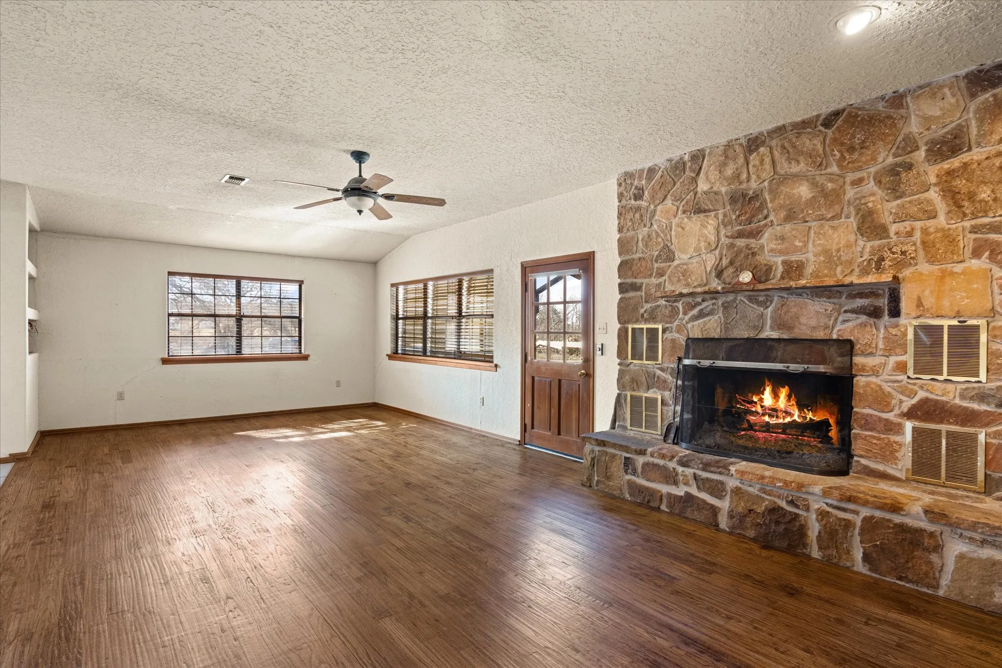 Single Family Residence For Sale in Parker County , 1601 Stafford Road, Weatherford, Texas 76088, 2 Bedroom, 3 Bathroom, Garage spaces, 2,374 Sqft, built in 1981, mls#21156451, Real Estate Agent in Weatherford, Homes For Sale in Parker county, Homes For Sale in Weatherford, Realtor in Weatherford Texas, Real Estate Brokerage Independent Realty Texas, Luminita Cordes Realtor