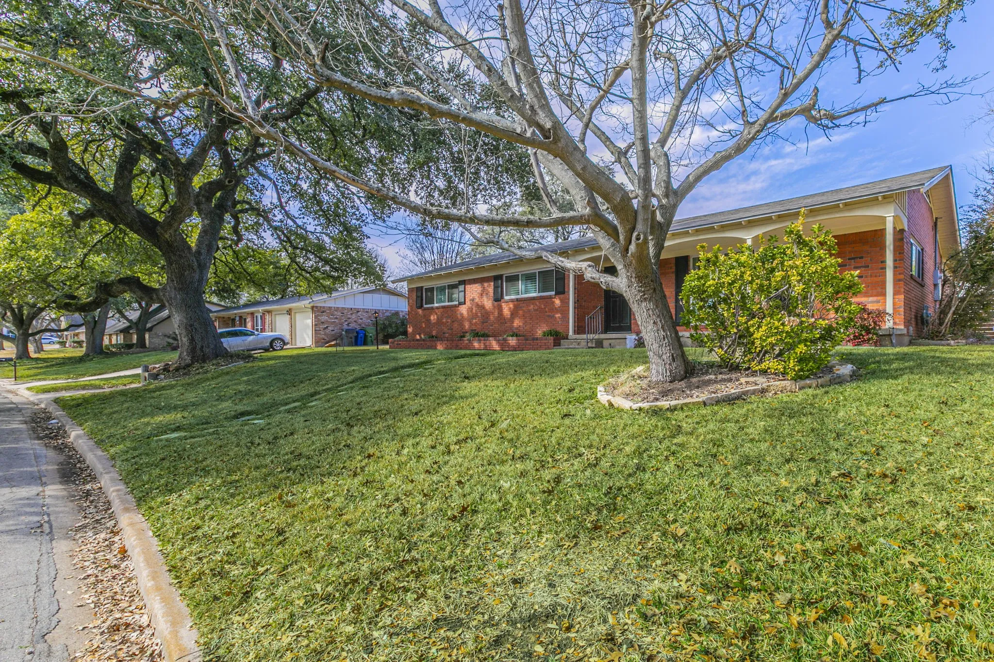 Single Family Residence For Sale in Mc Lennan County , 5729 Westlawn Drive, Waco, Texas 76710, 3 Bedroom, 3 Bathroom, Garage spaces, 2,180 Sqft, built in 1961, Price $375,000, mls#21171328, Real Estate Agent in Waco, Homes For Sale in Mc Lennan county, Homes For Sale in Waco, Realtor in Waco Texas, Real Estate Brokerage Independent Realty Texas, Luminita Cordes Realtor