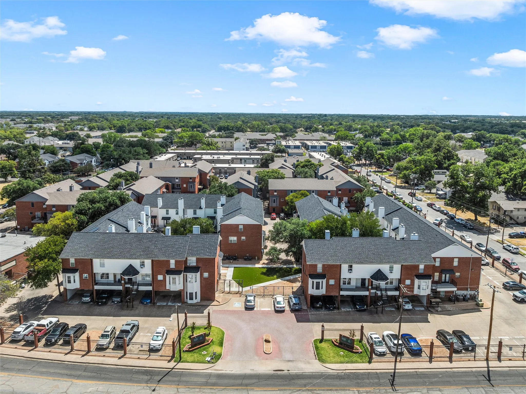 Condominium For Sale in Mc Lennan County , 600 Bagby Avenue 7D, Waco, Texas 76706, 3 Bedroom, 3 Bathroom, Garage spaces, 1,206 Sqft, built in 1986, Preowned, mls#21168067, Real Estate Agent in Waco, Homes For Sale in Mc Lennan county, Homes For Sale in Waco, Realtor in Waco Texas, Real Estate Brokerage Independent Realty Texas, Luminita Cordes Realtor