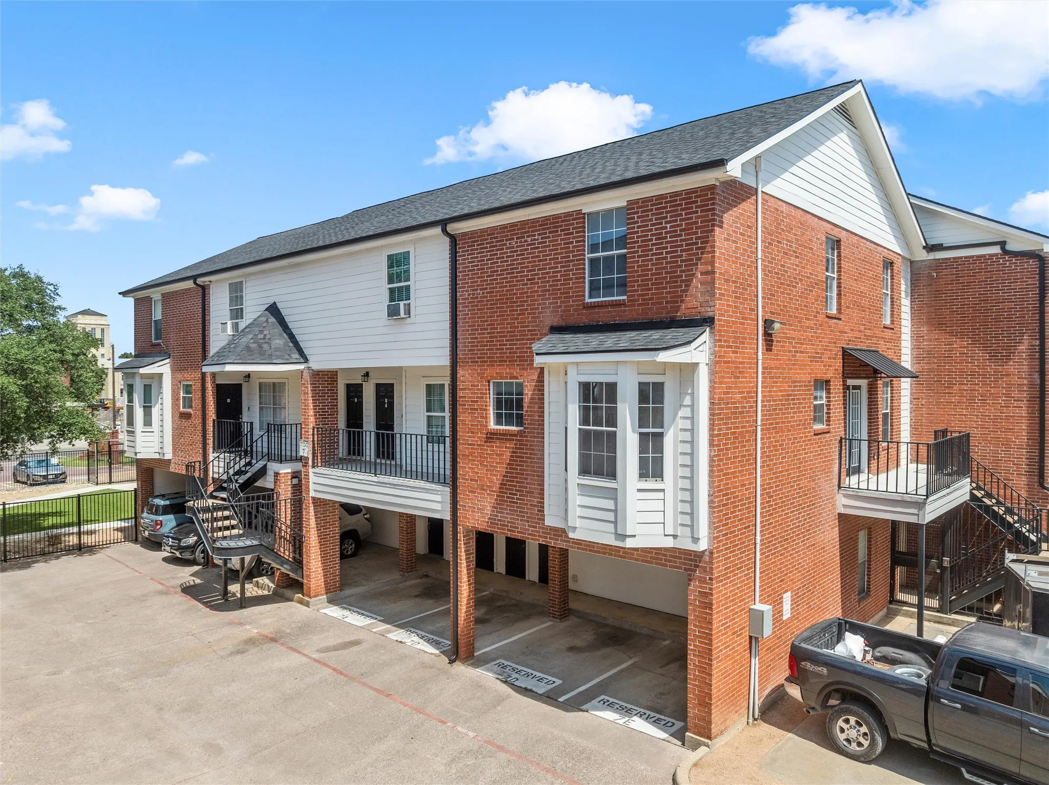 Condominium For Sale in Mc Lennan County , 600 Bagby Avenue 7D, Waco, Texas 76706, 3 Bedroom, 3 Bathroom, Garage spaces, 1,206 Sqft, built in 1986, Preowned, mls#21168067, Real Estate Agent in Waco, Homes For Sale in Mc Lennan county, Homes For Sale in Waco, Realtor in Waco Texas, Real Estate Brokerage Independent Realty Texas, Luminita Cordes Realtor