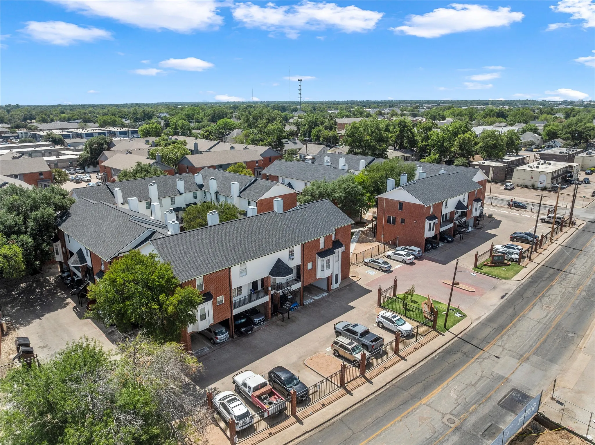 Condominium For Sale in Mc Lennan County , 600 Bagby Avenue 7D, Waco, Texas 76706, 3 Bedroom, 3 Bathroom, Garage spaces, 1,206 Sqft, built in 1986, Preowned, mls#21168067, Real Estate Agent in Waco, Homes For Sale in Mc Lennan county, Homes For Sale in Waco, Realtor in Waco Texas, Real Estate Brokerage Independent Realty Texas, Luminita Cordes Realtor