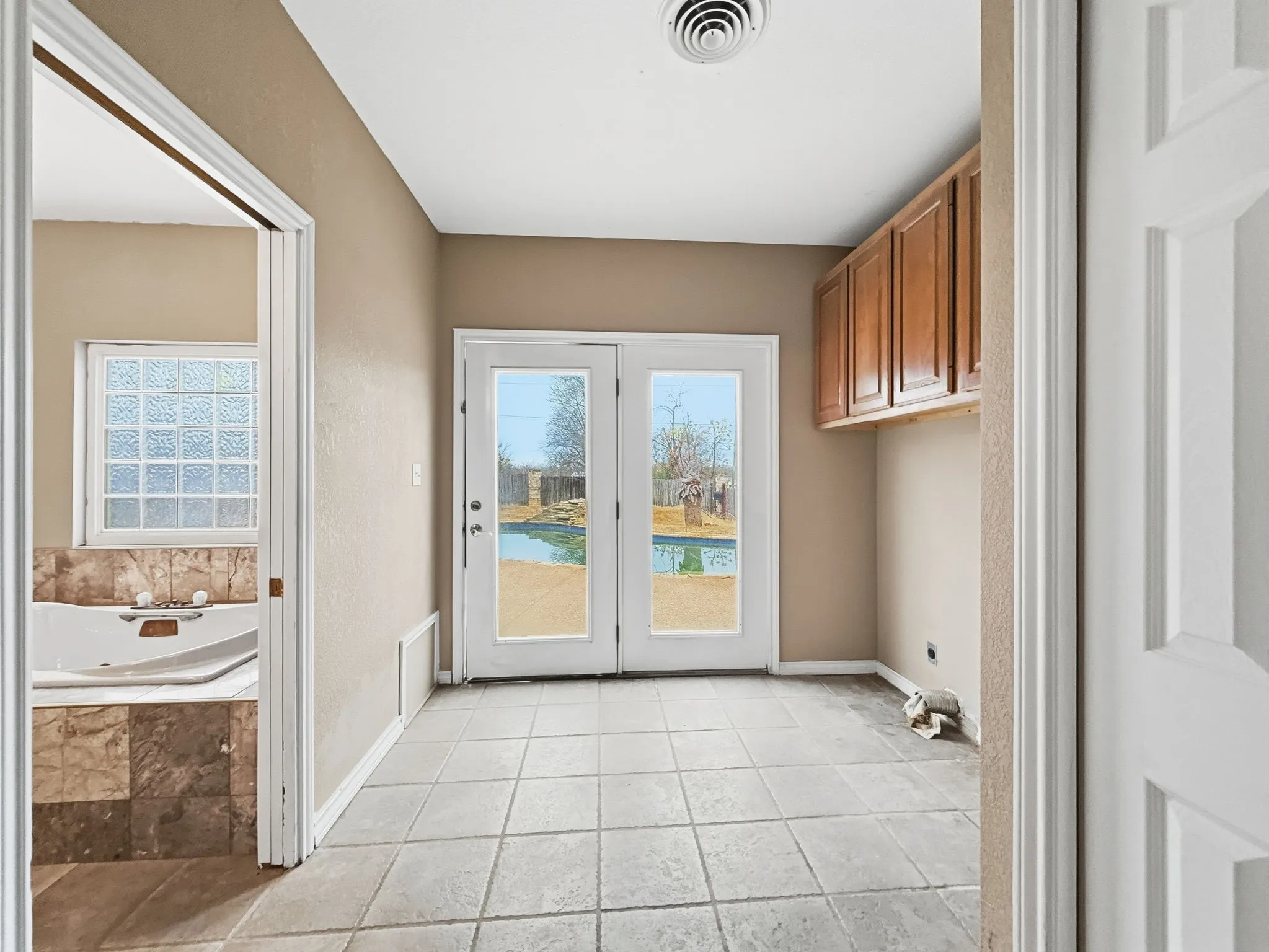 Single Family Residence For Sale in Hamilton County , 720 E Leslie Street, Hamilton, Texas 76531, 3 Bedrooms, 3 Bathrooms, 5 Garage spaces, 3,734 Sqft, built in 1945, Price $299,900, mls#21172039, Real Estate Agent in Hamilton, Homes For Sale in Hamilton county, Homes For Sale in Hamilton, Realtor in Hamilton Texas, Real Estate Brokerage Independent Realty Texas, Luminita Cordes Realtor