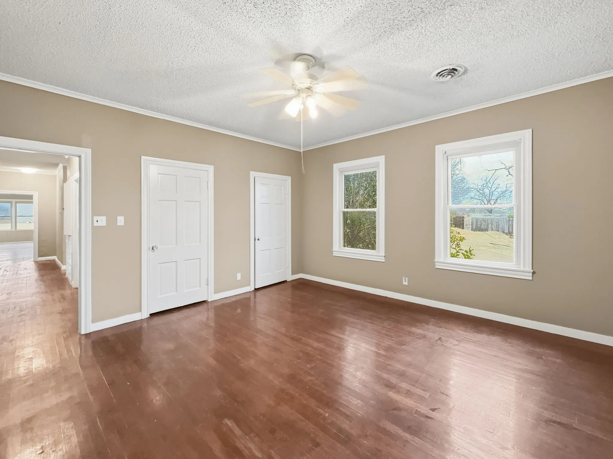 Single Family Residence For Sale in Hamilton County , 720 E Leslie Street, Hamilton, Texas 76531, 3 Bedrooms, 3 Bathrooms, 5 Garage spaces, 3,734 Sqft, built in 1945, Price $299,900, mls#21172039, Real Estate Agent in Hamilton, Homes For Sale in Hamilton county, Homes For Sale in Hamilton, Realtor in Hamilton Texas, Real Estate Brokerage Independent Realty Texas, Luminita Cordes Realtor