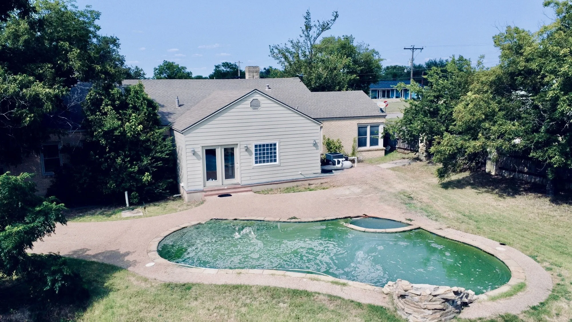 Single Family Residence For Sale in Hamilton County , 720 E Leslie Street, Hamilton, Texas 76531, 3 Bedrooms, 3 Bathrooms, 5 Garage spaces, 3,734 Sqft, built in 1945, Price $299,900, mls#21172039, Real Estate Agent in Hamilton, Homes For Sale in Hamilton county, Homes For Sale in Hamilton, Realtor in Hamilton Texas, Real Estate Brokerage Independent Realty Texas, Luminita Cordes Realtor