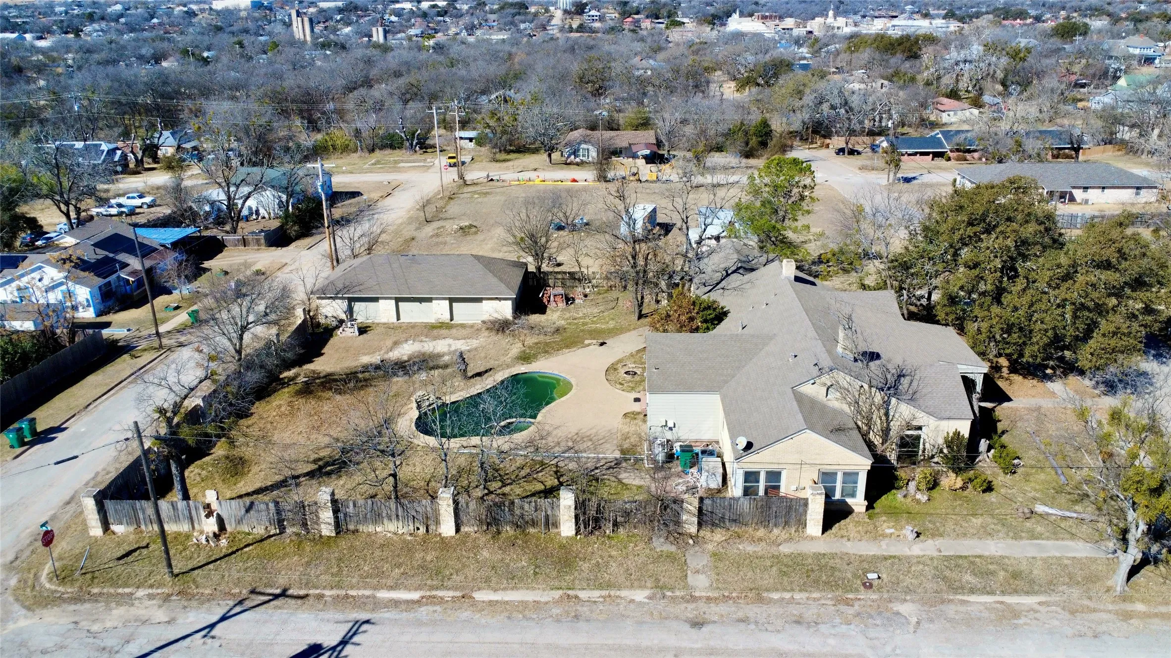 Single Family Residence For Sale in Hamilton County , 720 E Leslie Street, Hamilton, Texas 76531, 3 Bedrooms, 3 Bathrooms, 5 Garage spaces, 3,734 Sqft, built in 1945, Price $299,900, mls#21172039, Real Estate Agent in Hamilton, Homes For Sale in Hamilton county, Homes For Sale in Hamilton, Realtor in Hamilton Texas, Real Estate Brokerage Independent Realty Texas, Luminita Cordes Realtor