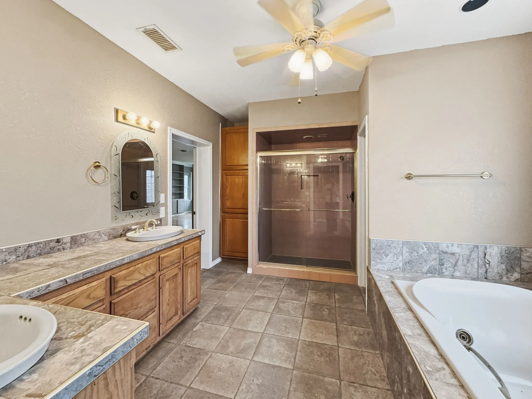 Single Family Residence For Sale in Hamilton County , 720 E Leslie Street, Hamilton, Texas 76531, 3 Bedrooms, 3 Bathrooms, 5 Garage spaces, 3,734 Sqft, built in 1945, Price $299,900, mls#21172039, Real Estate Agent in Hamilton, Homes For Sale in Hamilton county, Homes For Sale in Hamilton, Realtor in Hamilton Texas, Real Estate Brokerage Independent Realty Texas, Luminita Cordes Realtor