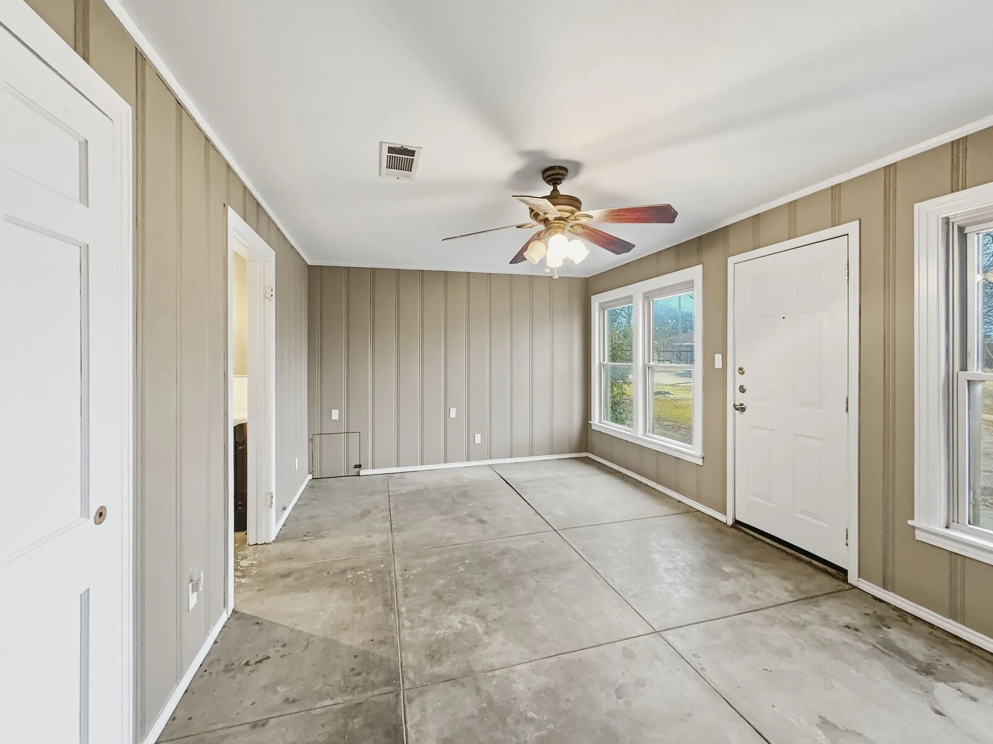 Single Family Residence For Sale in Hamilton County , 720 E Leslie Street, Hamilton, Texas 76531, 3 Bedrooms, 3 Bathrooms, 5 Garage spaces, 3,734 Sqft, built in 1945, Price $299,900, mls#21172039, Real Estate Agent in Hamilton, Homes For Sale in Hamilton county, Homes For Sale in Hamilton, Realtor in Hamilton Texas, Real Estate Brokerage Independent Realty Texas, Luminita Cordes Realtor