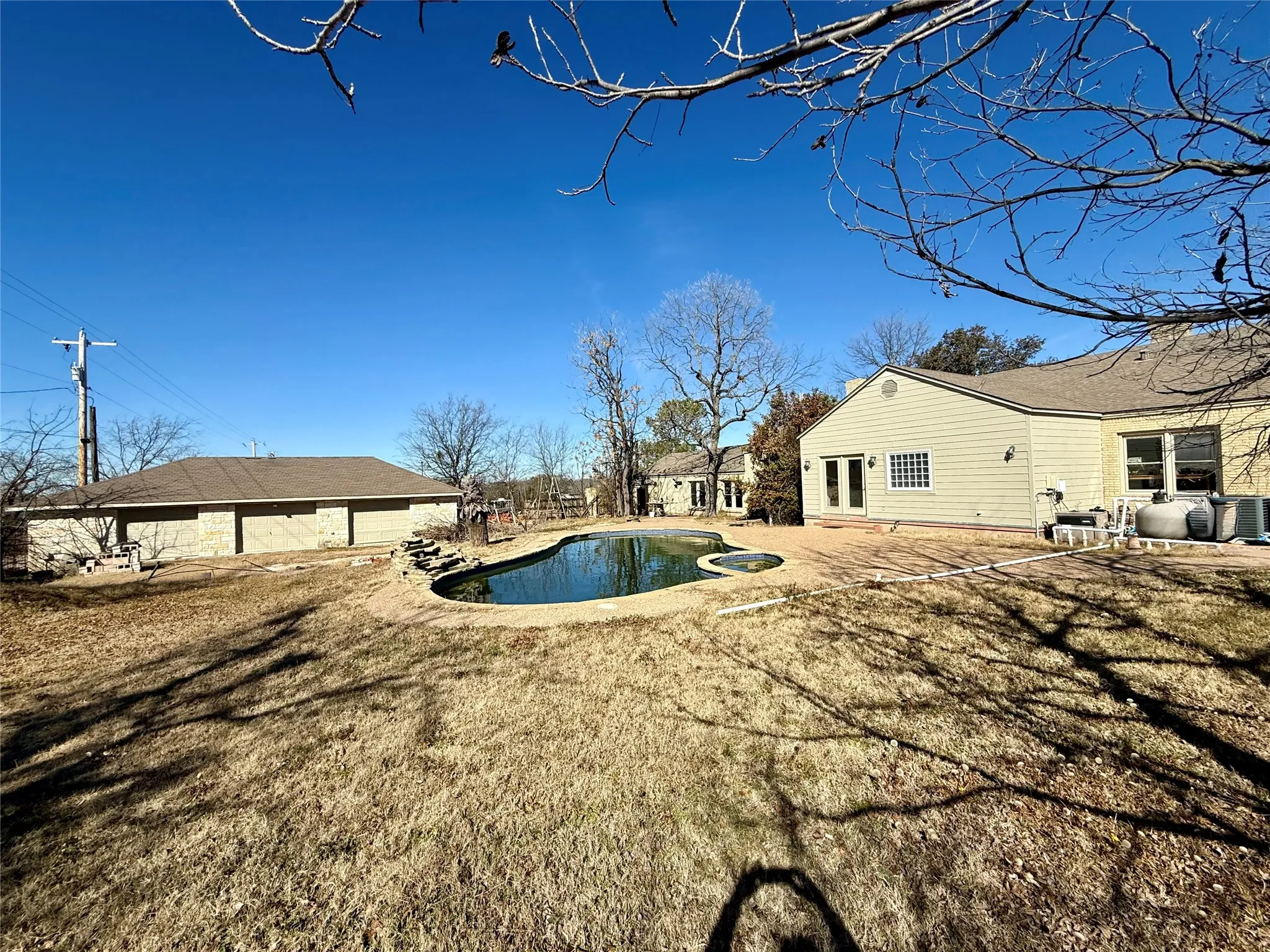 Single Family Residence For Sale in Hamilton County , 720 E Leslie Street, Hamilton, Texas 76531, 3 Bedrooms, 3 Bathrooms, 5 Garage spaces, 3,734 Sqft, built in 1945, Price $299,900, mls#21172039, Real Estate Agent in Hamilton, Homes For Sale in Hamilton county, Homes For Sale in Hamilton, Realtor in Hamilton Texas, Real Estate Brokerage Independent Realty Texas, Luminita Cordes Realtor