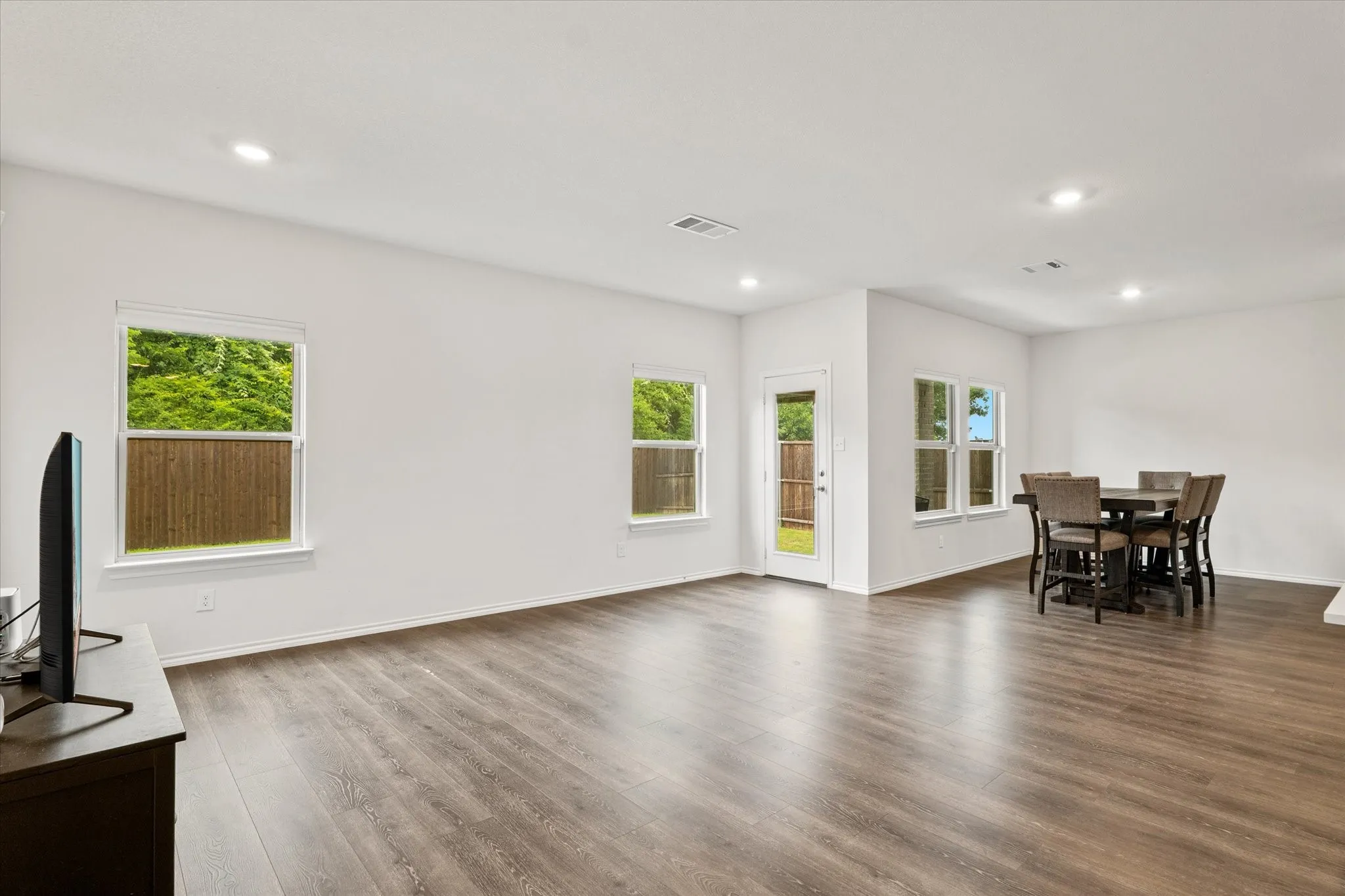 Single Family Residence For Sale in Kaufman County , 1116 Old Oaks Drive, Forney, Texas 75126, 4 Bedroom, 3 Bathroom, 2 Garage spaces, 2,396 Sqft, built in 2022, Preowned, mls#21170608, Real Estate Agent in Forney, Homes For Sale in Kaufman county, Homes For Sale in Forney, Realtor in Forney Texas, Real Estate Brokerage Independent Realty Texas, Luminita Cordes Realtor