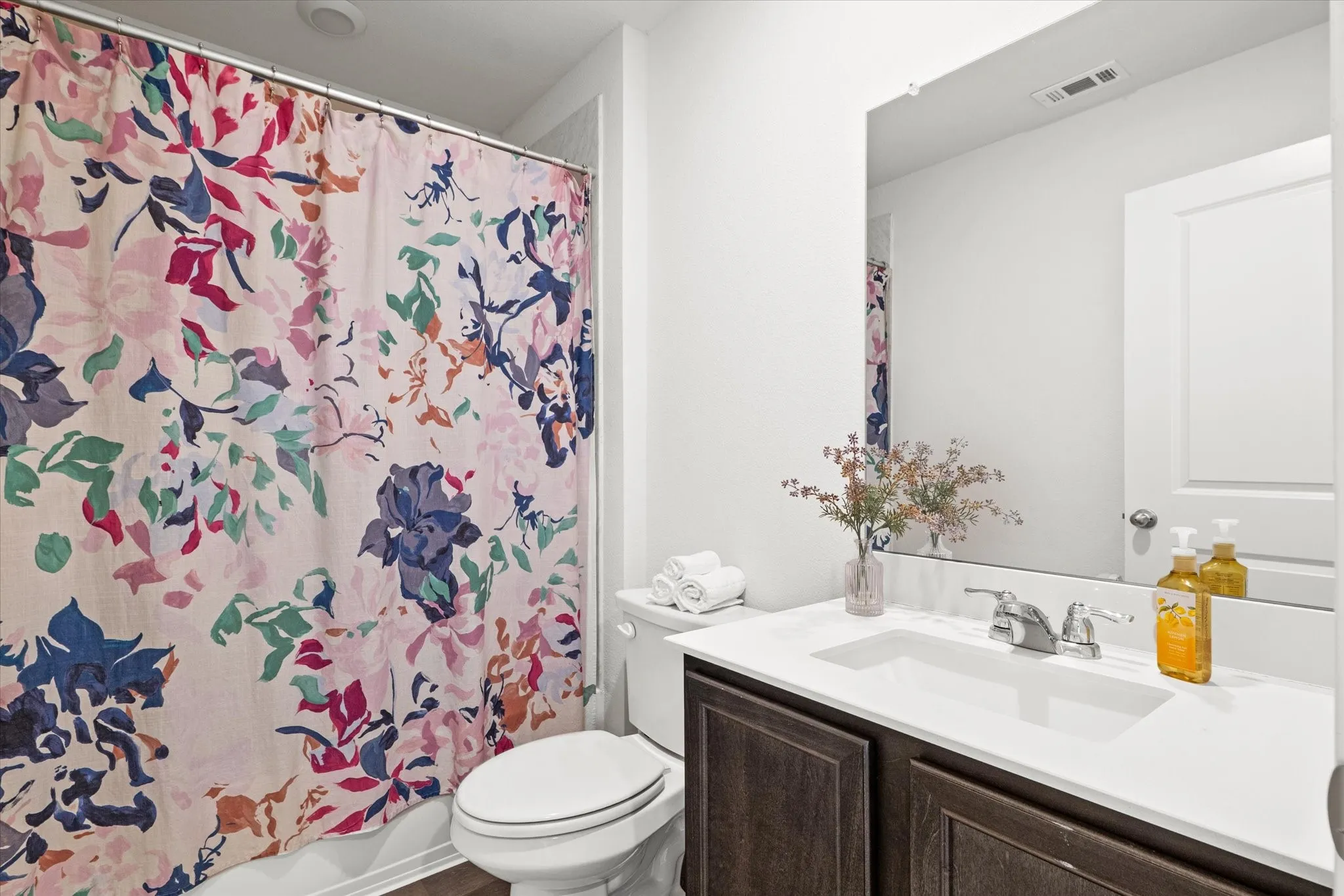 Single Family Residence For Sale in Kaufman County , 1116 Old Oaks Drive, Forney, Texas 75126, 4 Bedroom, 3 Bathroom, 2 Garage spaces, 2,396 Sqft, built in 2022, Preowned, mls#21170608, Real Estate Agent in Forney, Homes For Sale in Kaufman county, Homes For Sale in Forney, Realtor in Forney Texas, Real Estate Brokerage Independent Realty Texas, Luminita Cordes Realtor
