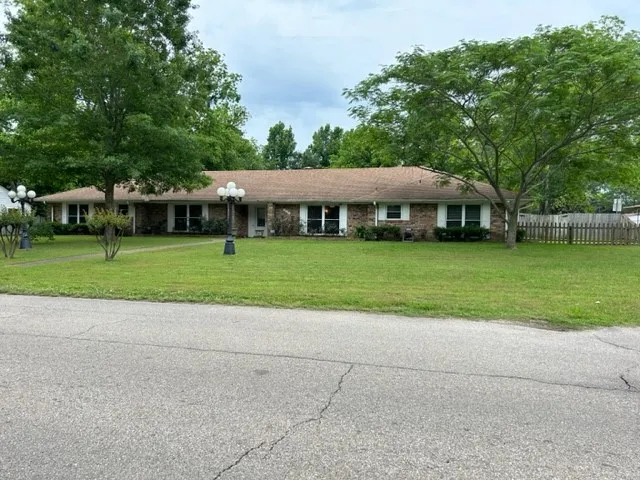 Single Family Residence For Sale in Bowie County , 102 E Crockett Street, De Kalb, Texas 75559, 3 Bedroom, 3 Bathroom, 2 Garage spaces, 4,252 Sqft, built in 1979, mls#21172403, Real Estate Agent in De Kalb, Homes For Sale in Bowie county, Homes For Sale in De Kalb, Realtor in De Kalb Texas, Real Estate Brokerage Independent Realty Texas, Luminita Cordes Realtor