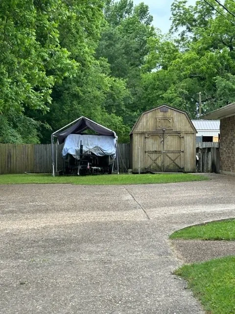 Single Family Residence For Sale in Bowie County , 102 E Crockett Street, De Kalb, Texas 75559, 3 Bedroom, 3 Bathroom, 2 Garage spaces, 4,252 Sqft, built in 1979, mls#21172403, Real Estate Agent in De Kalb, Homes For Sale in Bowie county, Homes For Sale in De Kalb, Realtor in De Kalb Texas, Real Estate Brokerage Independent Realty Texas, Luminita Cordes Realtor