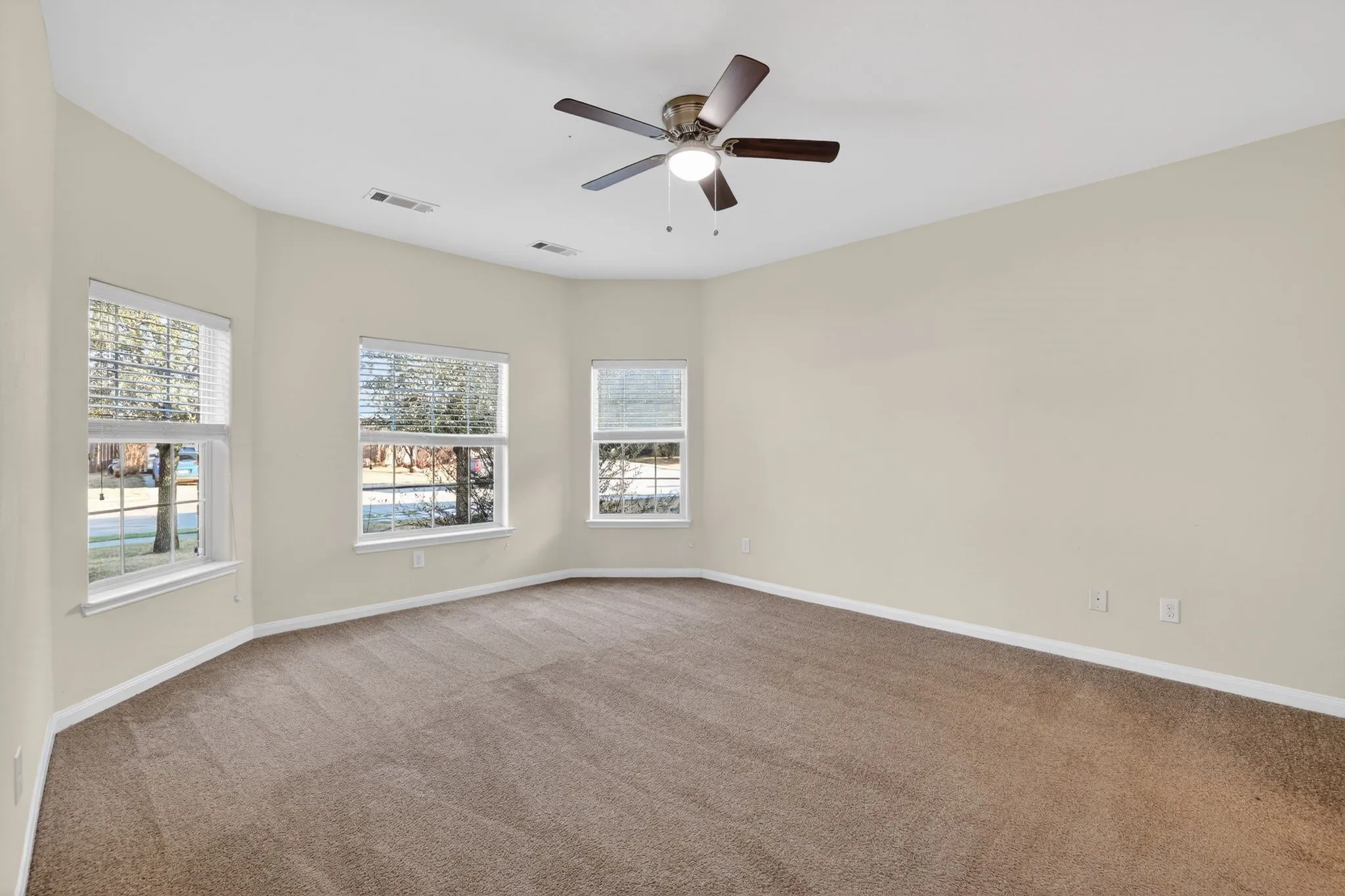 Single Family Residence For Sale in Denton County , 136 Eider Drive, Sanger, Texas 76266, 4 Bedroom, 3 Bathroom, 2 Garage spaces, 2,162 Sqft, built in 2012, mls#21170388, Real Estate Agent in Sanger, Homes For Sale in Denton county, Homes For Sale in Sanger, Realtor in Sanger Texas, Real Estate Brokerage Independent Realty Texas, Luminita Cordes Realtor