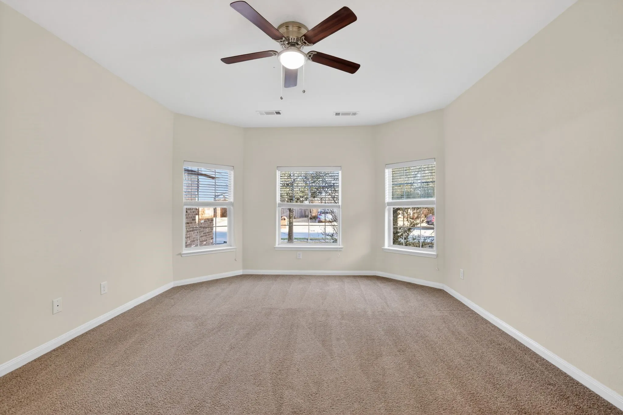 Single Family Residence For Sale in Denton County , 136 Eider Drive, Sanger, Texas 76266, 4 Bedroom, 3 Bathroom, 2 Garage spaces, 2,162 Sqft, built in 2012, mls#21170388, Real Estate Agent in Sanger, Homes For Sale in Denton county, Homes For Sale in Sanger, Realtor in Sanger Texas, Real Estate Brokerage Independent Realty Texas, Luminita Cordes Realtor