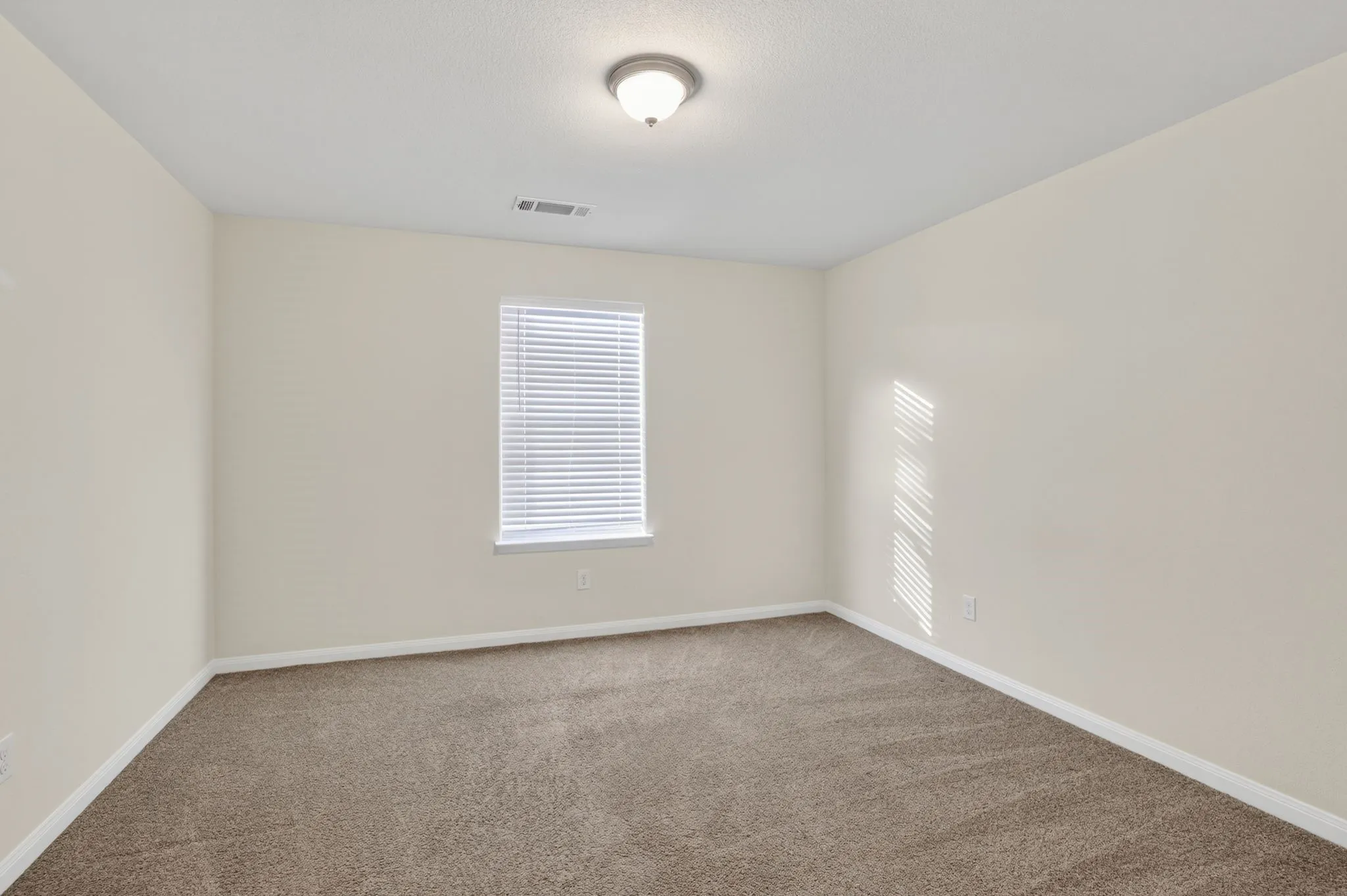 Single Family Residence For Sale in Denton County , 136 Eider Drive, Sanger, Texas 76266, 4 Bedroom, 3 Bathroom, 2 Garage spaces, 2,162 Sqft, built in 2012, mls#21170388, Real Estate Agent in Sanger, Homes For Sale in Denton county, Homes For Sale in Sanger, Realtor in Sanger Texas, Real Estate Brokerage Independent Realty Texas, Luminita Cordes Realtor