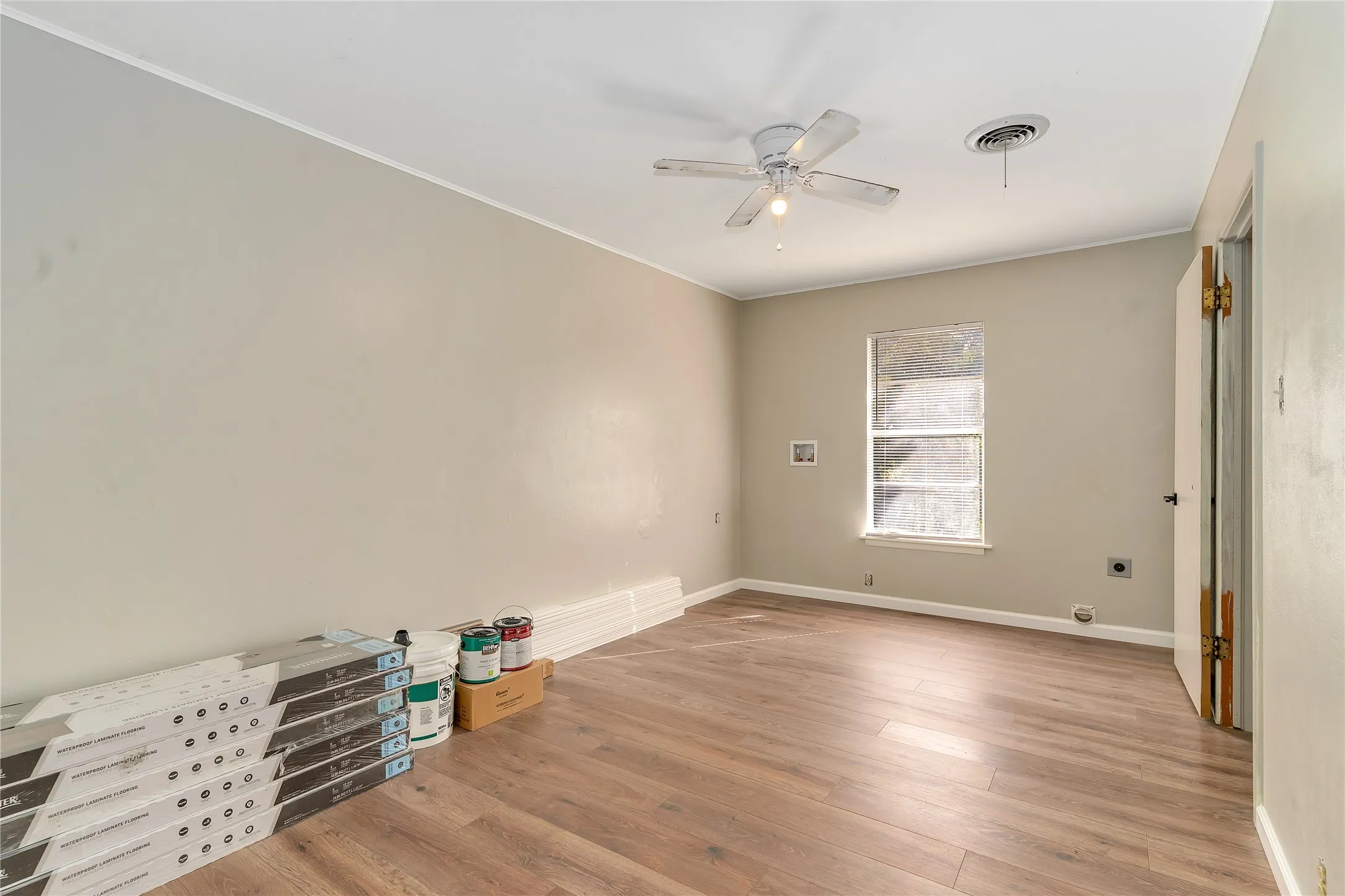 Spare room with light wood-style flooring, a ceiling fan, and ornamental molding