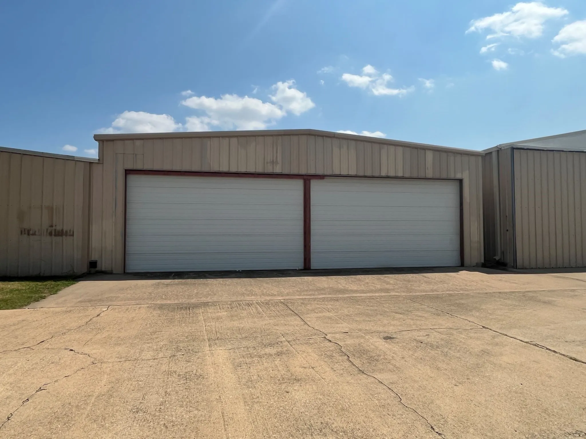 10025 2 insulated door open and center post slides to the side to accommodate planes