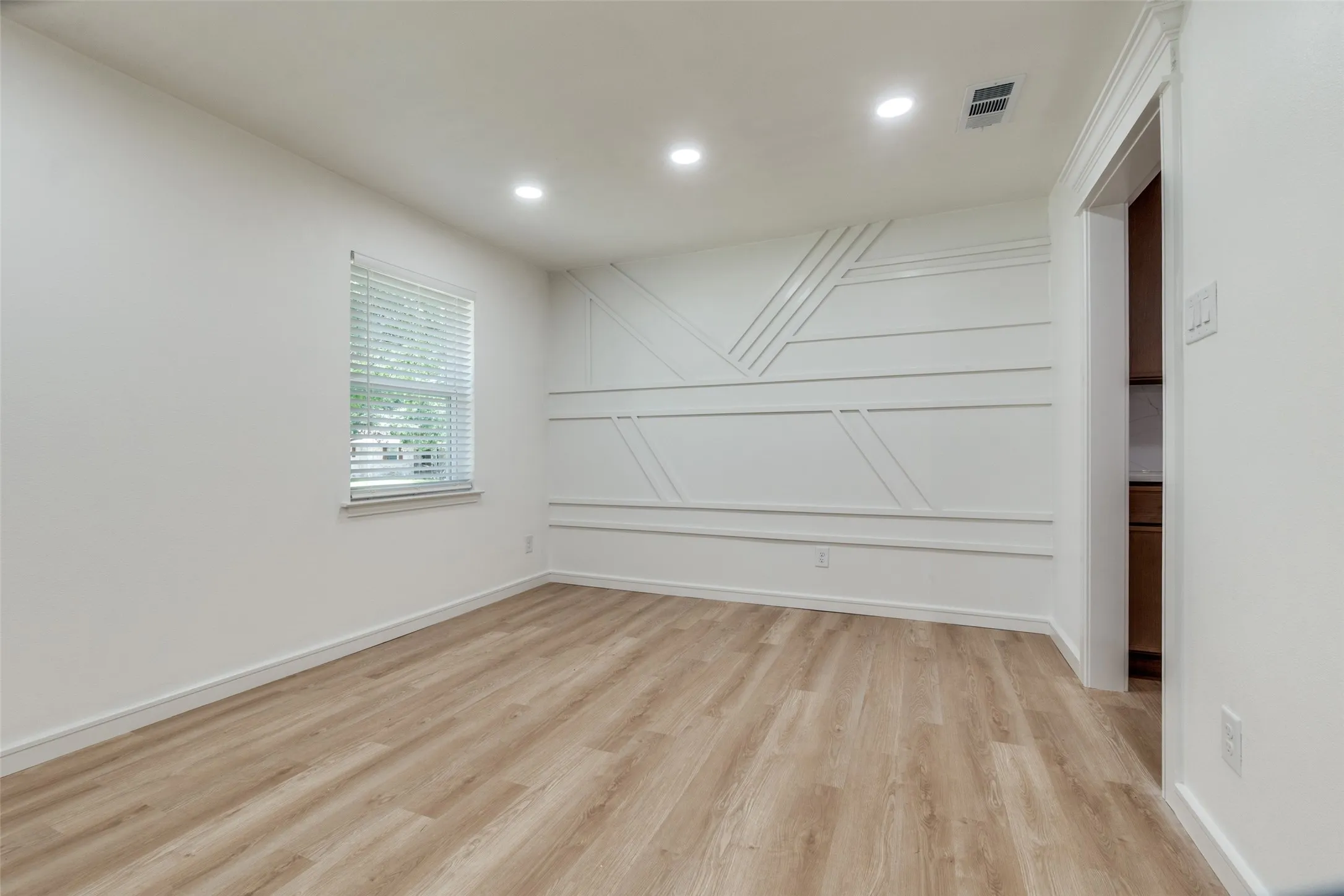 Single Family Residence For Sale in Dallas County , 5323 Blaney Way, Dallas, Texas 75227, 3 Bedroom, 3 Bathroom, 2 Garage spaces, 2,634 Sqft, built in 1967, Preowned, mls#21146610, Real Estate Agent in Dallas, Homes For Sale in Dallas county, Homes For Sale in Dallas, Realtor in Dallas Texas, Real Estate Brokerage Independent Realty Texas, Luminita Cordes Realtor