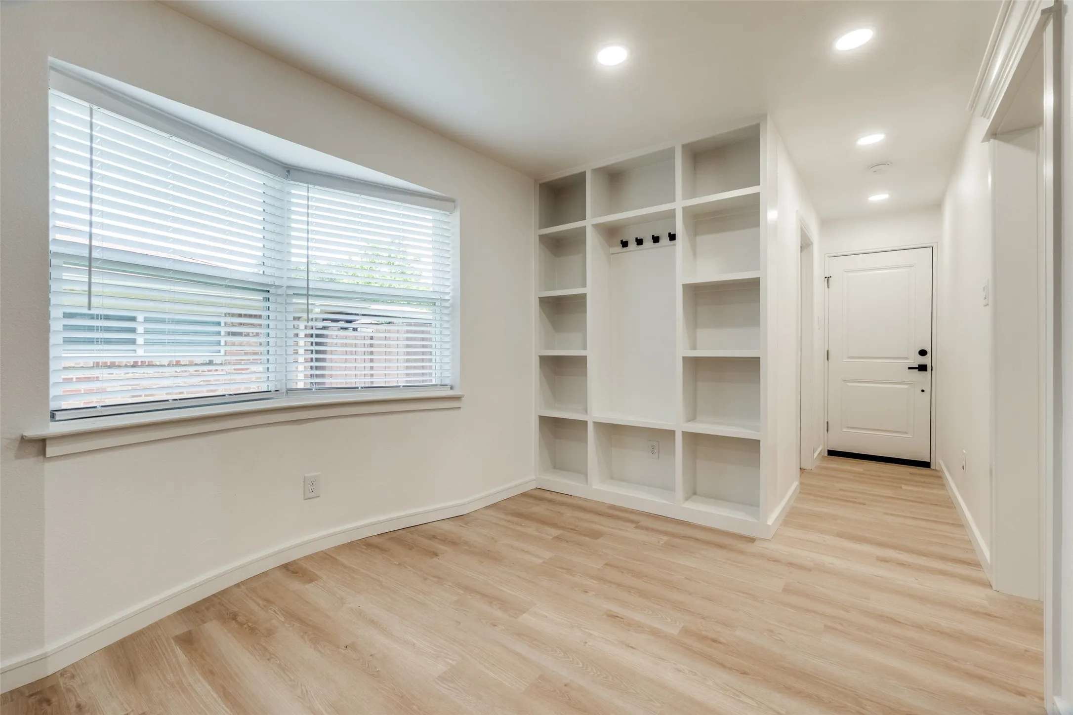 Single Family Residence For Sale in Dallas County , 5323 Blaney Way, Dallas, Texas 75227, 3 Bedroom, 3 Bathroom, 2 Garage spaces, 2,634 Sqft, built in 1967, Preowned, mls#21146610, Real Estate Agent in Dallas, Homes For Sale in Dallas county, Homes For Sale in Dallas, Realtor in Dallas Texas, Real Estate Brokerage Independent Realty Texas, Luminita Cordes Realtor