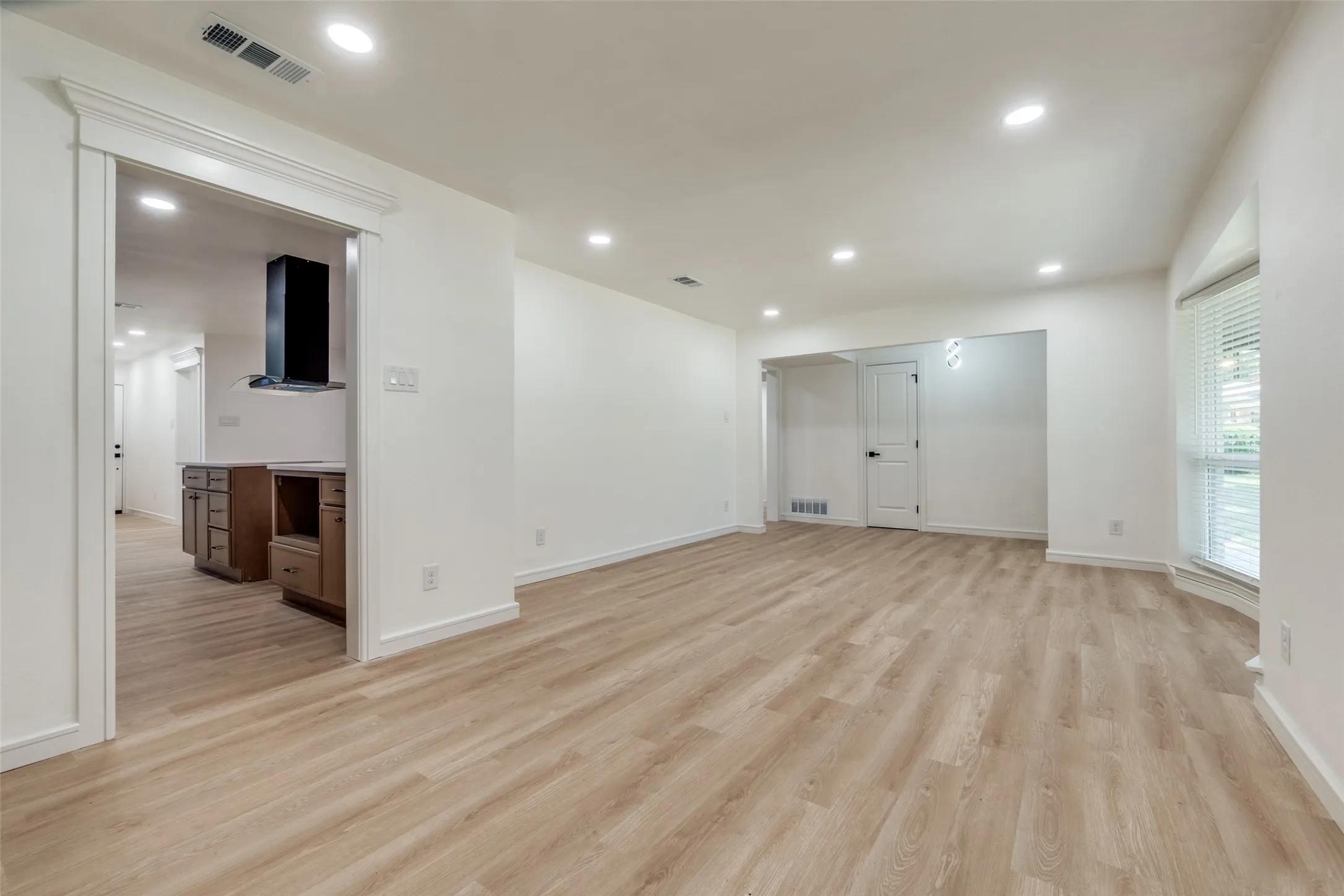 Single Family Residence For Sale in Dallas County , 5323 Blaney Way, Dallas, Texas 75227, 3 Bedroom, 3 Bathroom, 2 Garage spaces, 2,634 Sqft, built in 1967, Preowned, mls#21146610, Real Estate Agent in Dallas, Homes For Sale in Dallas county, Homes For Sale in Dallas, Realtor in Dallas Texas, Real Estate Brokerage Independent Realty Texas, Luminita Cordes Realtor
