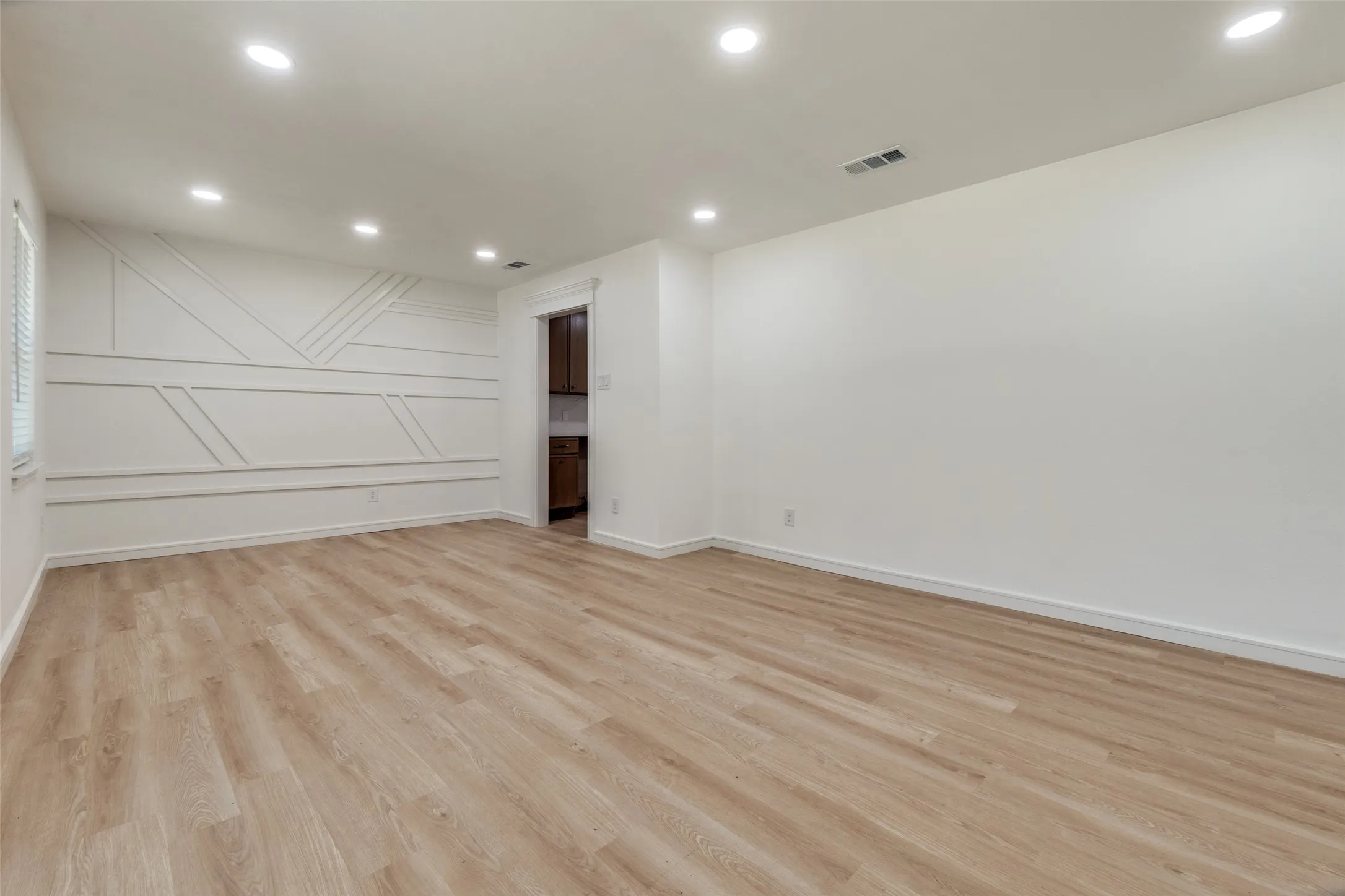 Single Family Residence For Sale in Dallas County , 5323 Blaney Way, Dallas, Texas 75227, 3 Bedroom, 3 Bathroom, 2 Garage spaces, 2,634 Sqft, built in 1967, Preowned, mls#21146610, Real Estate Agent in Dallas, Homes For Sale in Dallas county, Homes For Sale in Dallas, Realtor in Dallas Texas, Real Estate Brokerage Independent Realty Texas, Luminita Cordes Realtor