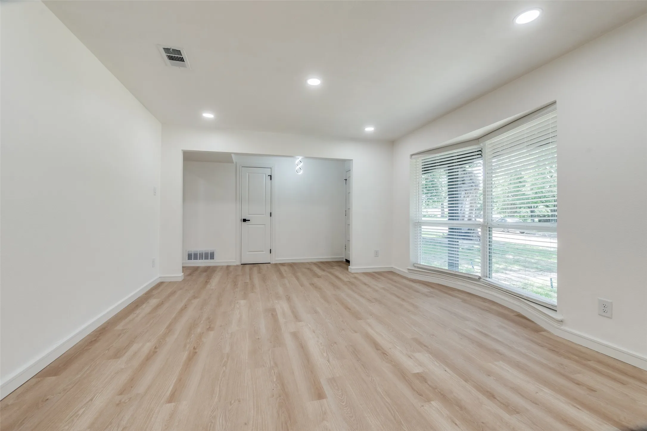 Single Family Residence For Sale in Dallas County , 5323 Blaney Way, Dallas, Texas 75227, 3 Bedroom, 3 Bathroom, 2 Garage spaces, 2,634 Sqft, built in 1967, Preowned, mls#21146610, Real Estate Agent in Dallas, Homes For Sale in Dallas county, Homes For Sale in Dallas, Realtor in Dallas Texas, Real Estate Brokerage Independent Realty Texas, Luminita Cordes Realtor