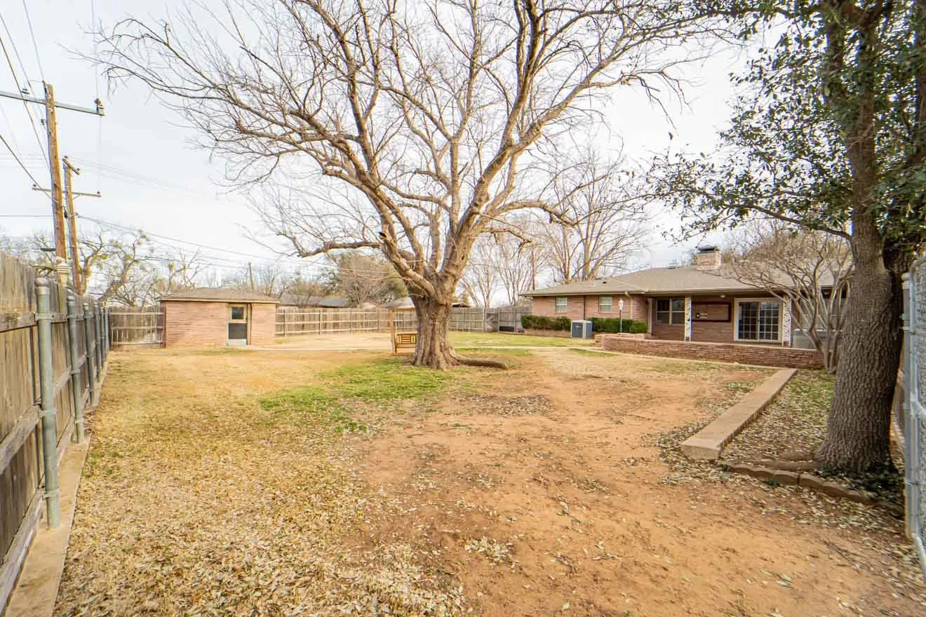 Single Family Residence For Sale in Stephens County , 1506 W Elliott Street, Breckenridge, Texas 76424, 4 Bedroom, 3 Bathroom, 2 Garage spaces, 2,165 Sqft, built in 1966, mls#21150732, Real Estate Agent in Breckenridge, Homes For Sale in Stephens county, Homes For Sale in Breckenridge, Realtor in Breckenridge Texas, Real Estate Brokerage Independent Realty Texas, Luminita Cordes Realtor