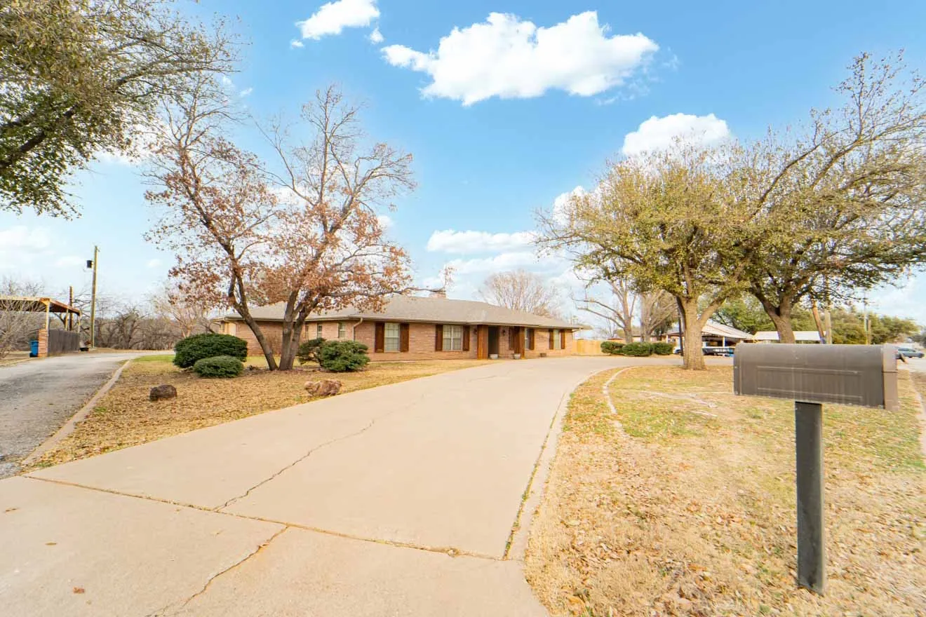 Single Family Residence For Sale in Stephens County , 1506 W Elliott Street, Breckenridge, Texas 76424, 4 Bedroom, 3 Bathroom, 2 Garage spaces, 2,165 Sqft, built in 1966, mls#21150732, Real Estate Agent in Breckenridge, Homes For Sale in Stephens county, Homes For Sale in Breckenridge, Realtor in Breckenridge Texas, Real Estate Brokerage Independent Realty Texas, Luminita Cordes Realtor