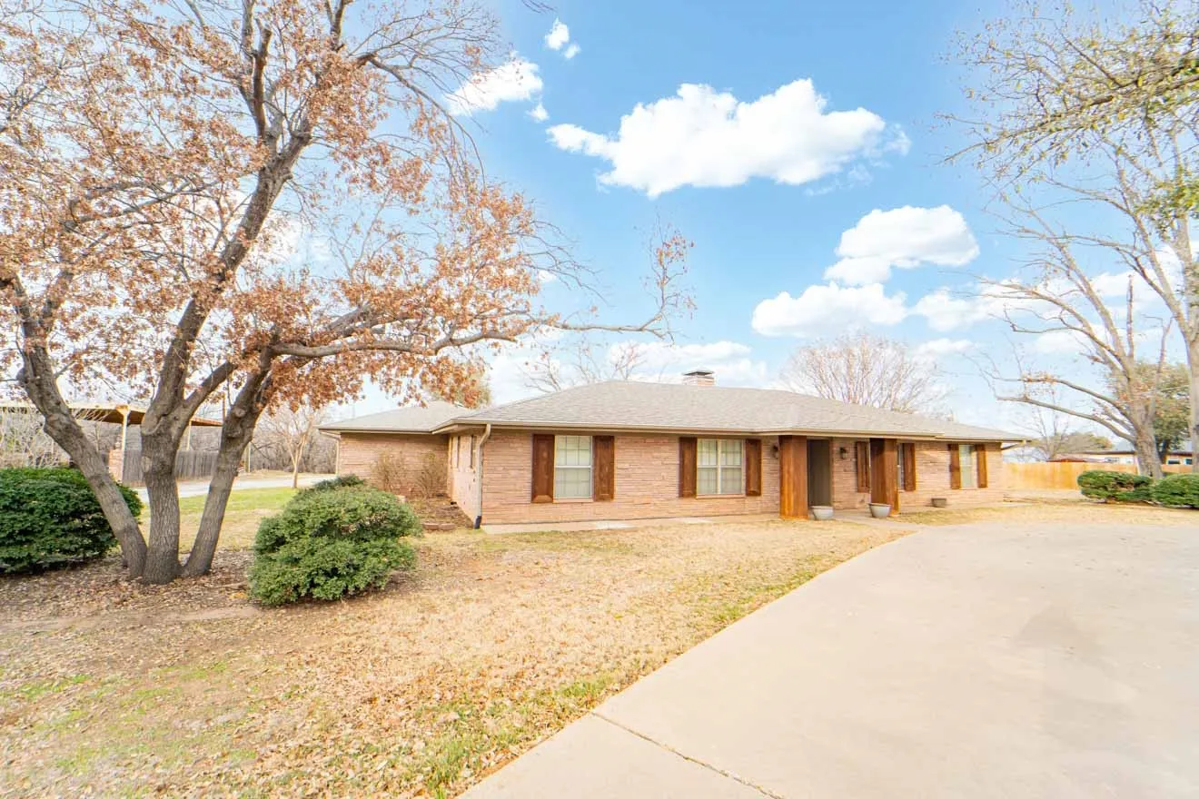 Single Family Residence For Sale in Stephens County , 1506 W Elliott Street, Breckenridge, Texas 76424, 4 Bedroom, 3 Bathroom, 2 Garage spaces, 2,165 Sqft, built in 1966, mls#21150732, Real Estate Agent in Breckenridge, Homes For Sale in Stephens county, Homes For Sale in Breckenridge, Realtor in Breckenridge Texas, Real Estate Brokerage Independent Realty Texas, Luminita Cordes Realtor