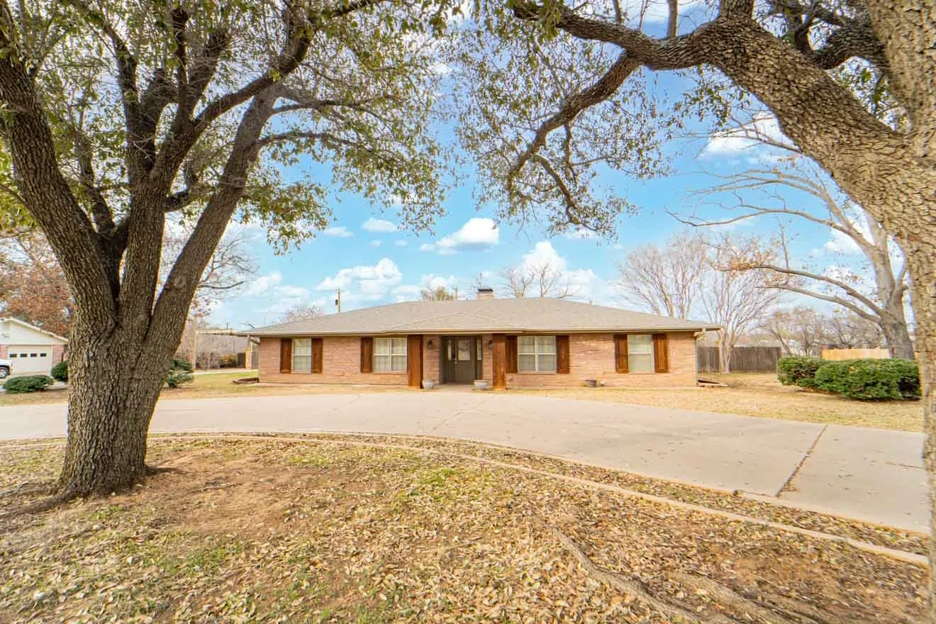 Single Family Residence For Sale in Stephens County , 1506 W Elliott Street, Breckenridge, Texas 76424, 4 Bedroom, 3 Bathroom, 2 Garage spaces, 2,165 Sqft, built in 1966, mls#21150732, Real Estate Agent in Breckenridge, Homes For Sale in Stephens county, Homes For Sale in Breckenridge, Realtor in Breckenridge Texas, Real Estate Brokerage Independent Realty Texas, Luminita Cordes Realtor
