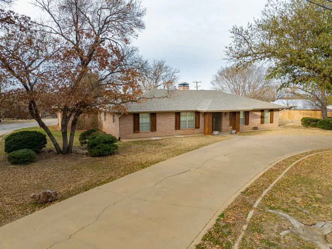 Single Family Residence For Sale in Stephens County , 1506 W Elliott Street, Breckenridge, Texas 76424, 4 Bedroom, 3 Bathroom, 2 Garage spaces, 2,165 Sqft, built in 1966, mls#21150732, Real Estate Agent in Breckenridge, Homes For Sale in Stephens county, Homes For Sale in Breckenridge, Realtor in Breckenridge Texas, Real Estate Brokerage Independent Realty Texas, Luminita Cordes Realtor