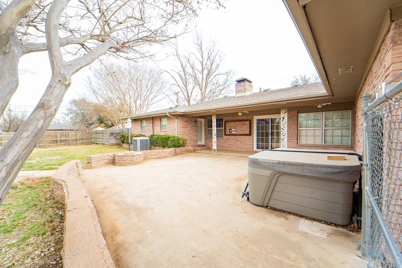 Single Family Residence For Sale in Stephens County , 1506 W Elliott Street, Breckenridge, Texas 76424, 4 Bedroom, 3 Bathroom, 2 Garage spaces, 2,165 Sqft, built in 1966, mls#21150732, Real Estate Agent in Breckenridge, Homes For Sale in Stephens county, Homes For Sale in Breckenridge, Realtor in Breckenridge Texas, Real Estate Brokerage Independent Realty Texas, Luminita Cordes Realtor