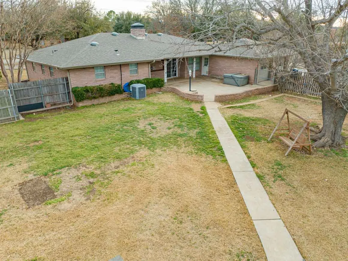 Single Family Residence For Sale in Stephens County , 1506 W Elliott Street, Breckenridge, Texas 76424, 4 Bedroom, 3 Bathroom, 2 Garage spaces, 2,165 Sqft, built in 1966, mls#21150732, Real Estate Agent in Breckenridge, Homes For Sale in Stephens county, Homes For Sale in Breckenridge, Realtor in Breckenridge Texas, Real Estate Brokerage Independent Realty Texas, Luminita Cordes Realtor