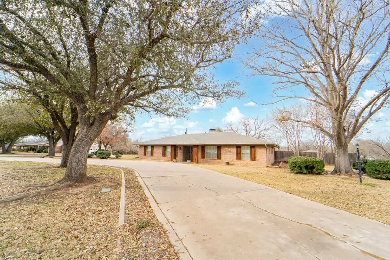 Single Family Residence For Sale in Stephens County , 1506 W Elliott Street, Breckenridge, Texas 76424, 4 Bedroom, 3 Bathroom, 2 Garage spaces, 2,165 Sqft, built in 1966, mls#21150732, Real Estate Agent in Breckenridge, Homes For Sale in Stephens county, Homes For Sale in Breckenridge, Realtor in Breckenridge Texas, Real Estate Brokerage Independent Realty Texas, Luminita Cordes Realtor
