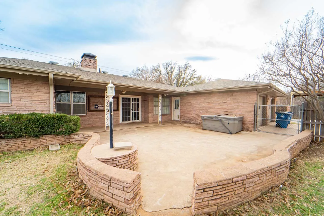 Single Family Residence For Sale in Stephens County , 1506 W Elliott Street, Breckenridge, Texas 76424, 4 Bedroom, 3 Bathroom, 2 Garage spaces, 2,165 Sqft, built in 1966, mls#21150732, Real Estate Agent in Breckenridge, Homes For Sale in Stephens county, Homes For Sale in Breckenridge, Realtor in Breckenridge Texas, Real Estate Brokerage Independent Realty Texas, Luminita Cordes Realtor