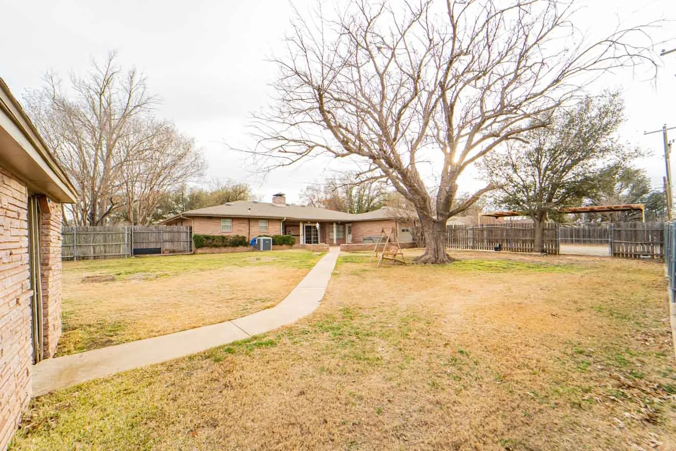 Single Family Residence For Sale in Stephens County , 1506 W Elliott Street, Breckenridge, Texas 76424, 4 Bedroom, 3 Bathroom, 2 Garage spaces, 2,165 Sqft, built in 1966, mls#21150732, Real Estate Agent in Breckenridge, Homes For Sale in Stephens county, Homes For Sale in Breckenridge, Realtor in Breckenridge Texas, Real Estate Brokerage Independent Realty Texas, Luminita Cordes Realtor
