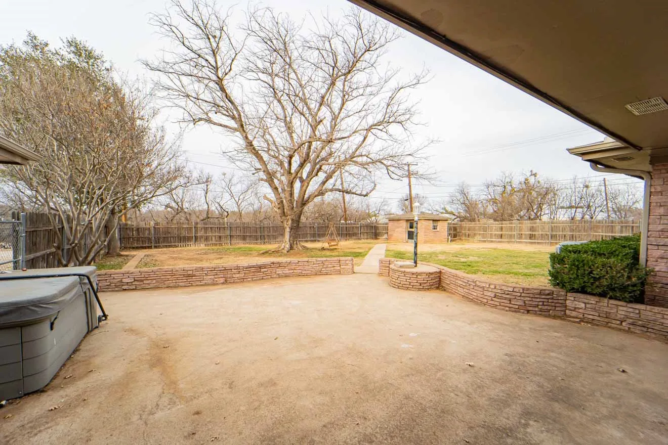 Single Family Residence For Sale in Stephens County , 1506 W Elliott Street, Breckenridge, Texas 76424, 4 Bedroom, 3 Bathroom, 2 Garage spaces, 2,165 Sqft, built in 1966, mls#21150732, Real Estate Agent in Breckenridge, Homes For Sale in Stephens county, Homes For Sale in Breckenridge, Realtor in Breckenridge Texas, Real Estate Brokerage Independent Realty Texas, Luminita Cordes Realtor