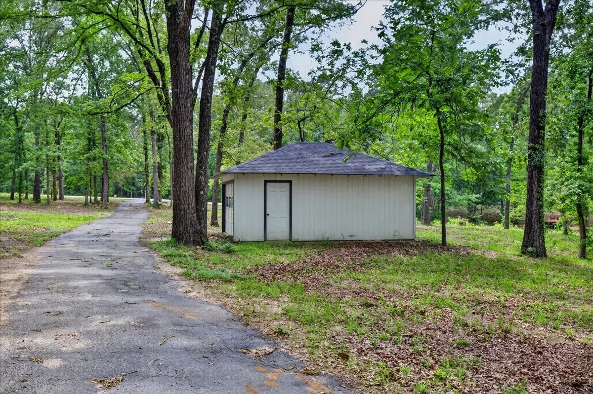Single Family Residence For Sale in Wood County , 1051 County Road 2620, Mineola, Texas 75773, 4 Bedroom, 3 Bathroom, 1 Garage spaces, 2,730 Sqft, built in 1982, mls#21172563, Real Estate Agent in Mineola, Homes For Sale in Wood county, Homes For Sale in Mineola, Realtor in Mineola Texas, Real Estate Brokerage Independent Realty Texas, Luminita Cordes Realtor