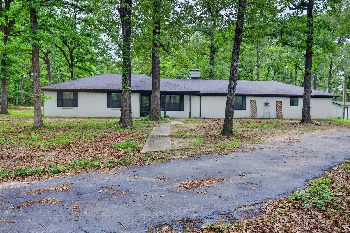 Single Family Residence For Sale in Wood County , 1051 County Road 2620, Mineola, Texas 75773, 4 Bedroom, 3 Bathroom, 1 Garage spaces, 2,730 Sqft, built in 1982, mls#21172563, Real Estate Agent in Mineola, Homes For Sale in Wood county, Homes For Sale in Mineola, Realtor in Mineola Texas, Real Estate Brokerage Independent Realty Texas, Luminita Cordes Realtor
