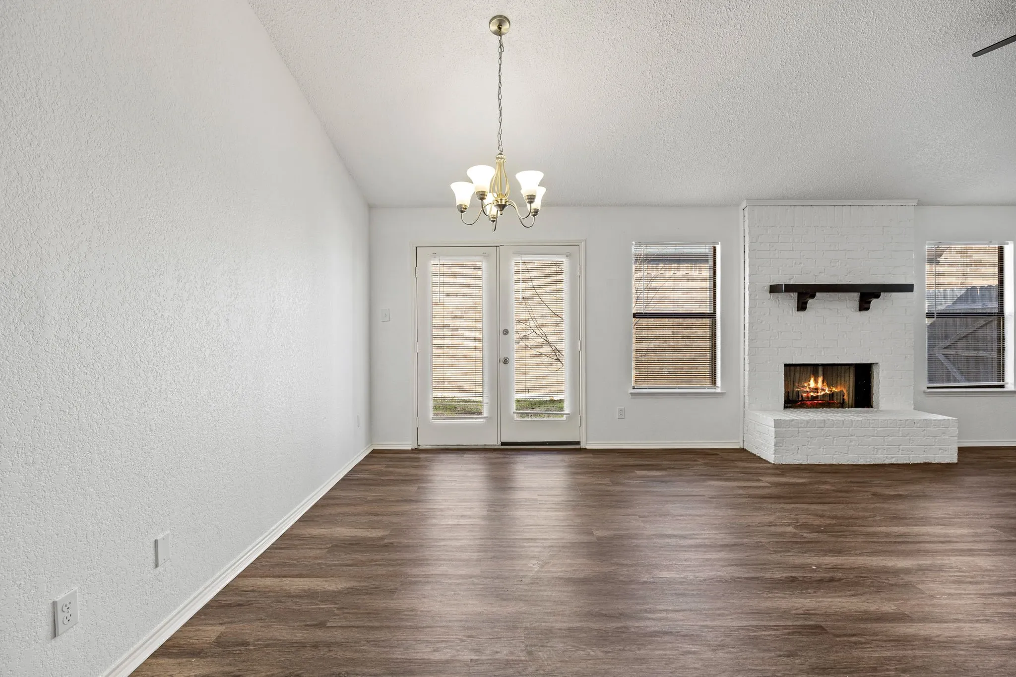Single Family Residence For Sale in Dallas County , 2713 Harvest Lake Drive, Irving, Texas 75060, 3 Bedroom, 2 Bathroom, 2 Garage spaces, 1,531 Sqft, built in 1985, mls#21167552, Real Estate Agent in Irving, Homes For Sale in Dallas county, Homes For Sale in Irving, Realtor in Irving Texas, Real Estate Brokerage Independent Realty Texas, Luminita Cordes Realtor