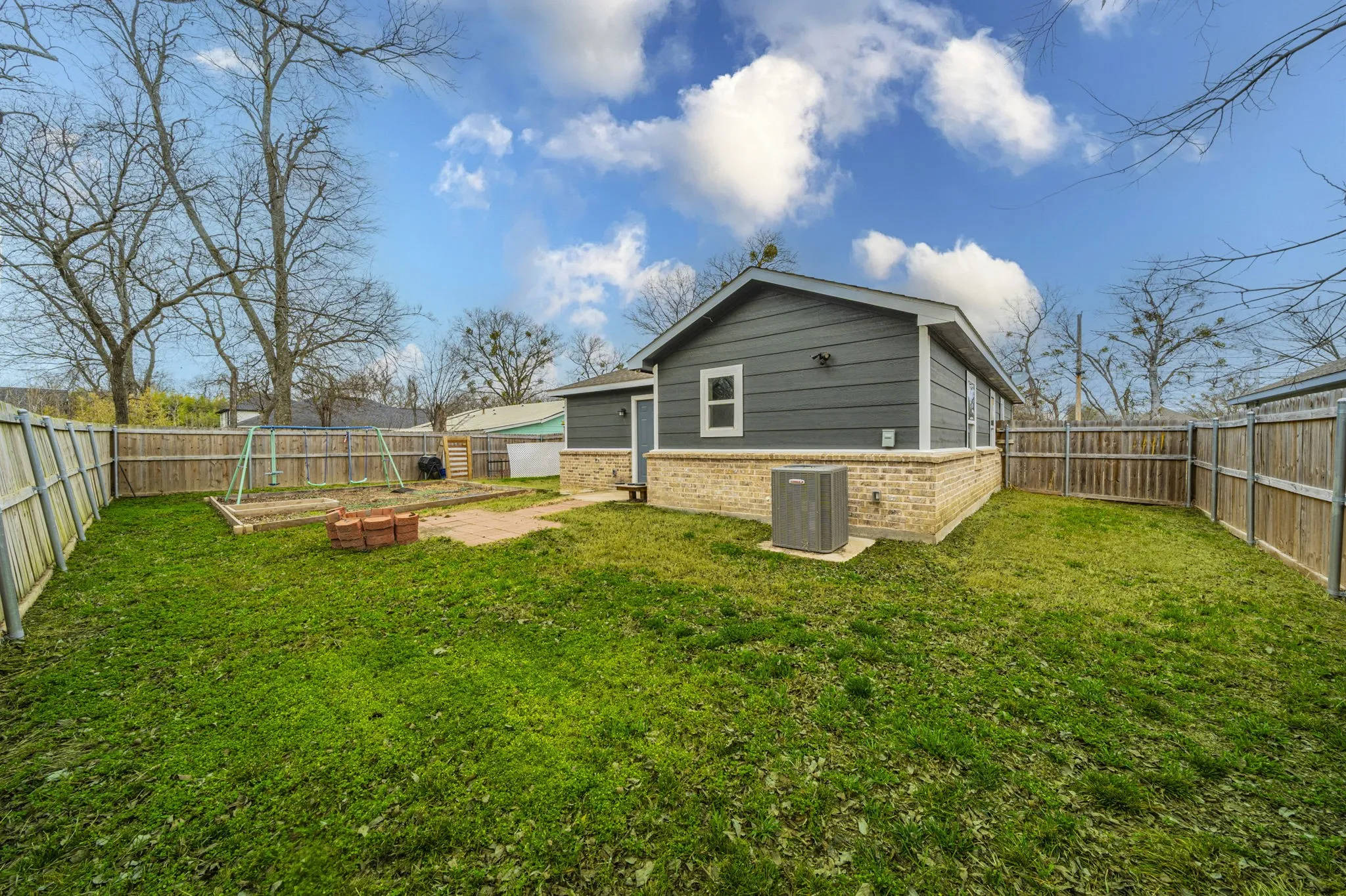 Single Family Residence For Sale in Hunt County , 813 Jones Street, Greenville, Texas 75401, 3 Bedrooms, 2 Bathrooms, 1 Garage spaces, 1,177 Sqft, built in 2021, Price $205,000, mls#21161046, Real Estate Agent in Greenville, Homes For Sale in Hunt county, Homes For Sale in Greenville, Realtor in Greenville Texas, Real Estate Brokerage Independent Realty Texas, Luminita Cordes Realtor