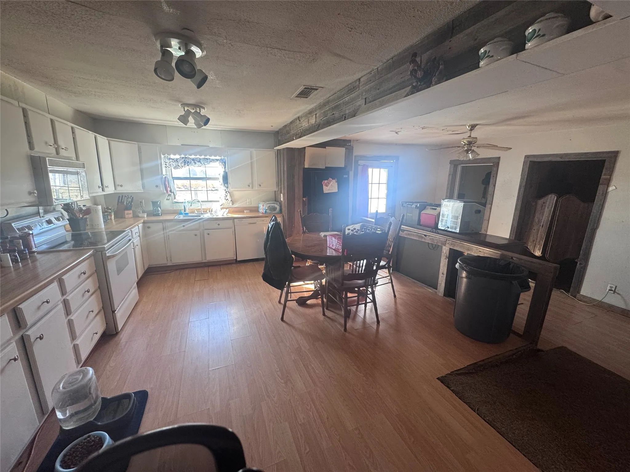 Single Family Residence For Sale in Van Zandt County , 6305 W State Highway 243, Canton, Texas 75103, 3 Bedroom, 2 Bathroom, Garage spaces, 1,832 Sqft, built in 1949, Preowned, mls#21149829, Real Estate Agent in Canton, Homes For Sale in Van Zandt county, Homes For Sale in Canton, Realtor in Canton Texas, Real Estate Brokerage Independent Realty Texas, Luminita Cordes Realtor