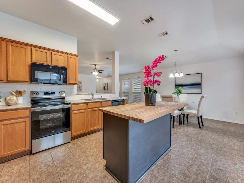 Single Family Residence For Sale in Collin County , 800 Mahogany Drive, Anna, Texas 75409, 4 Bedroom, 2 Bathroom, 2 Garage spaces, 1,899 Sqft, built in 2006, mls#21171325, Real Estate Agent in Anna, Homes For Sale in Collin county, Homes For Sale in Anna, Realtor in Anna Texas, Real Estate Brokerage Independent Realty Texas, Luminita Cordes Realtor
