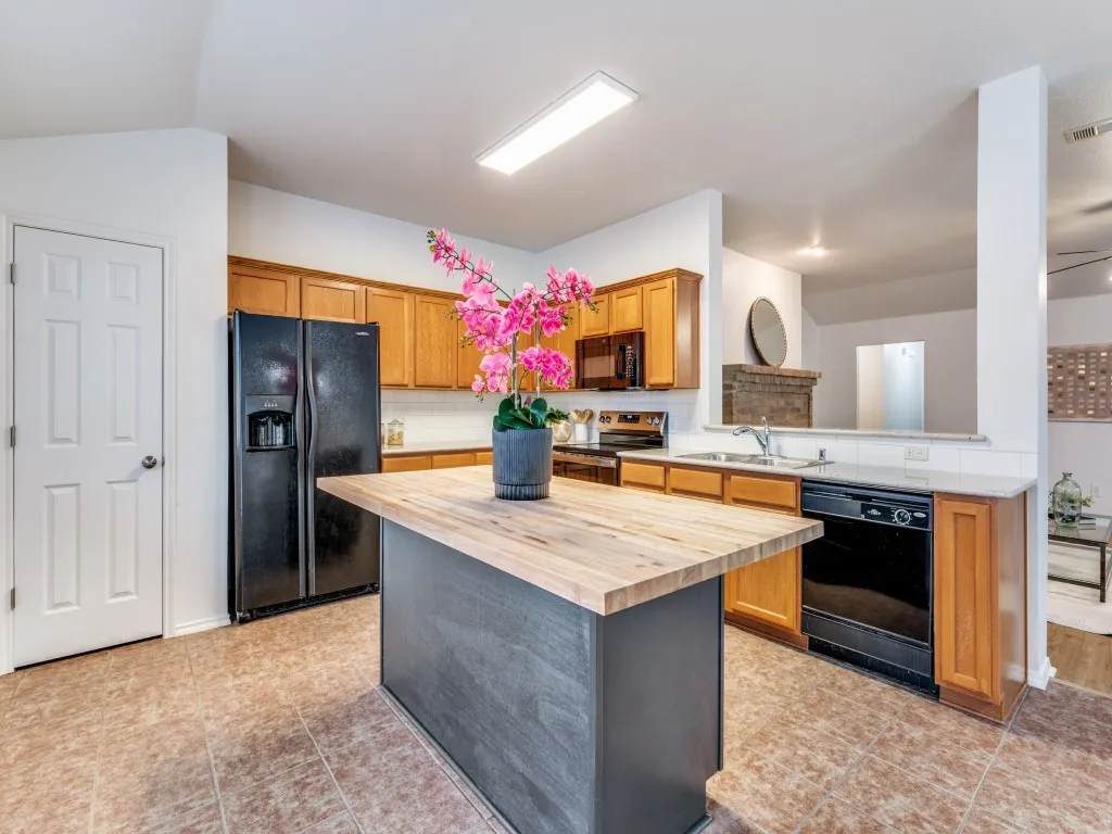 Single Family Residence For Sale in Collin County , 800 Mahogany Drive, Anna, Texas 75409, 4 Bedroom, 2 Bathroom, 2 Garage spaces, 1,899 Sqft, built in 2006, mls#21171325, Real Estate Agent in Anna, Homes For Sale in Collin county, Homes For Sale in Anna, Realtor in Anna Texas, Real Estate Brokerage Independent Realty Texas, Luminita Cordes Realtor